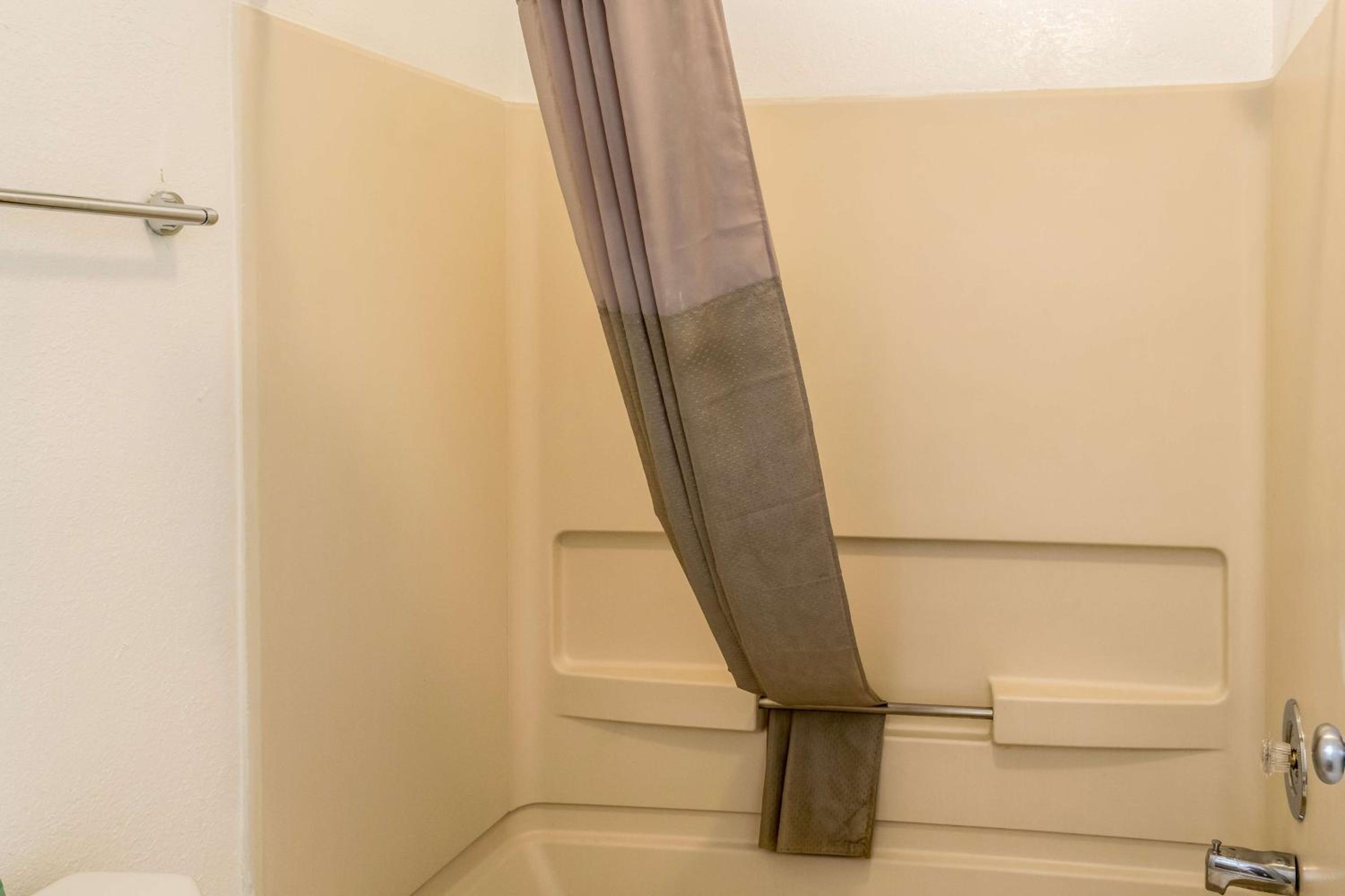 Florence Vacations - Motel 6 Florence, KY - Cincinnati Airport - Property Image 4