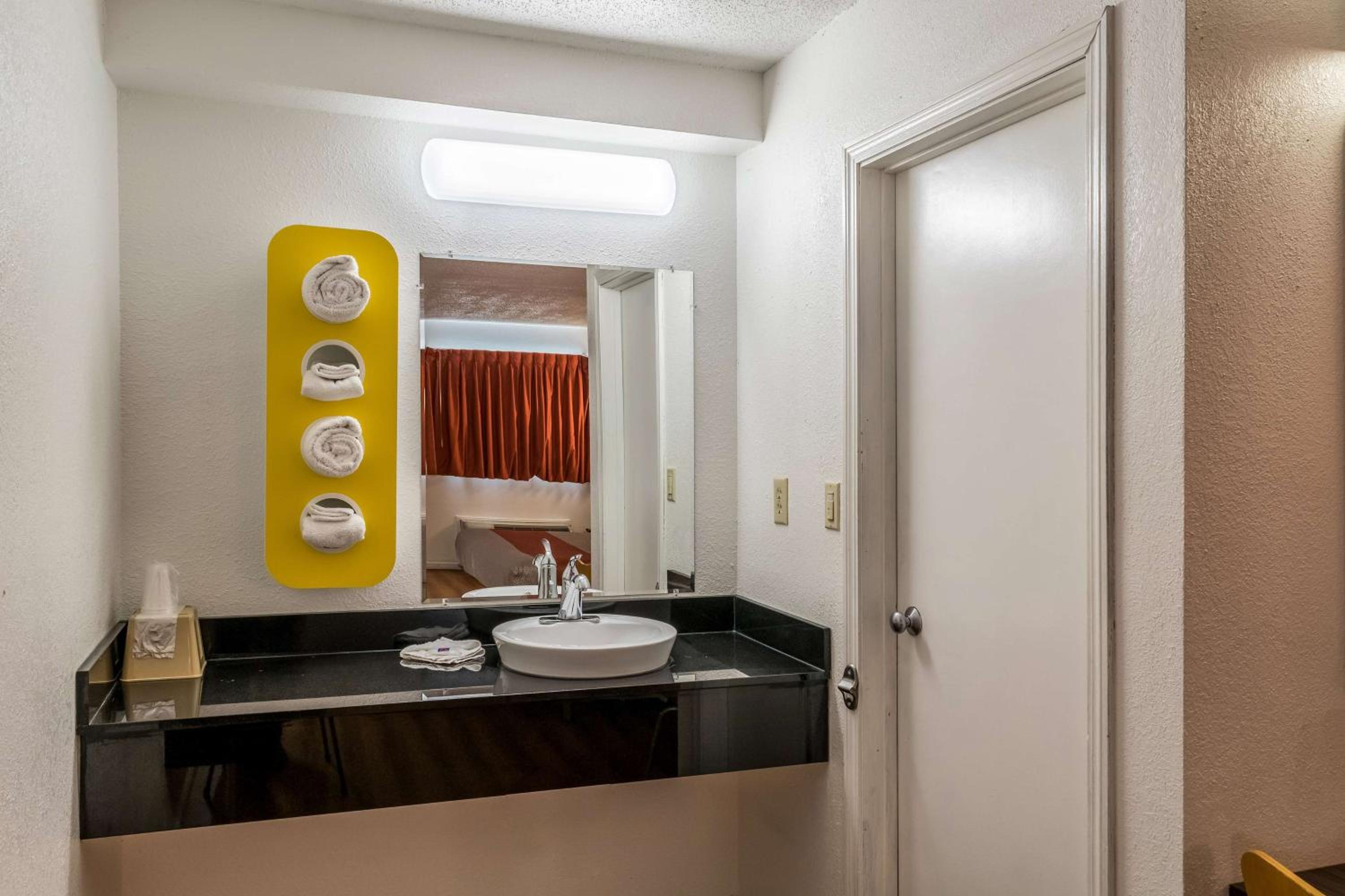 Florence Vacations - Motel 6 Florence, KY - Cincinnati Airport - Property Image 3