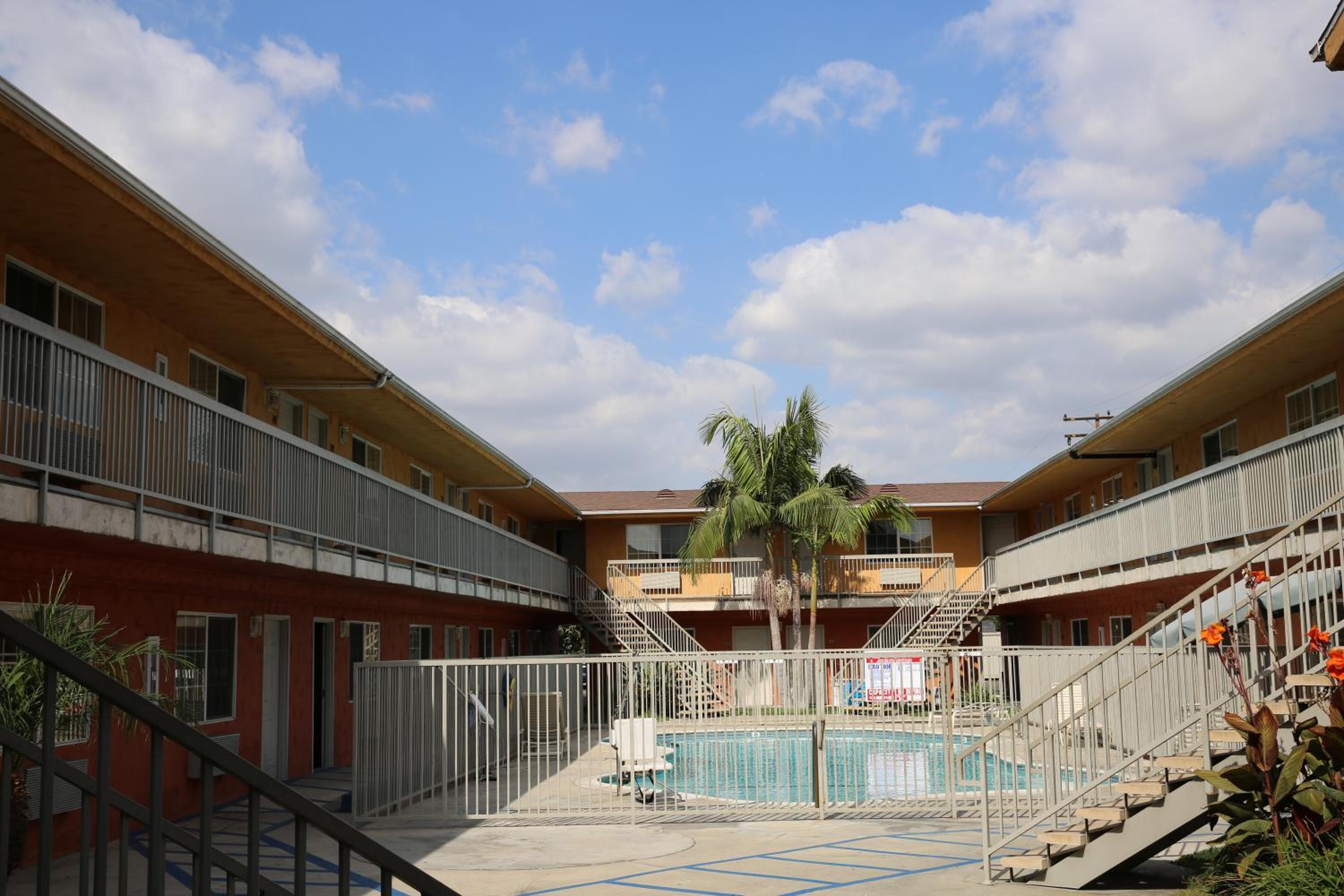 Hotel Chateau Inn & Suites - Image 1