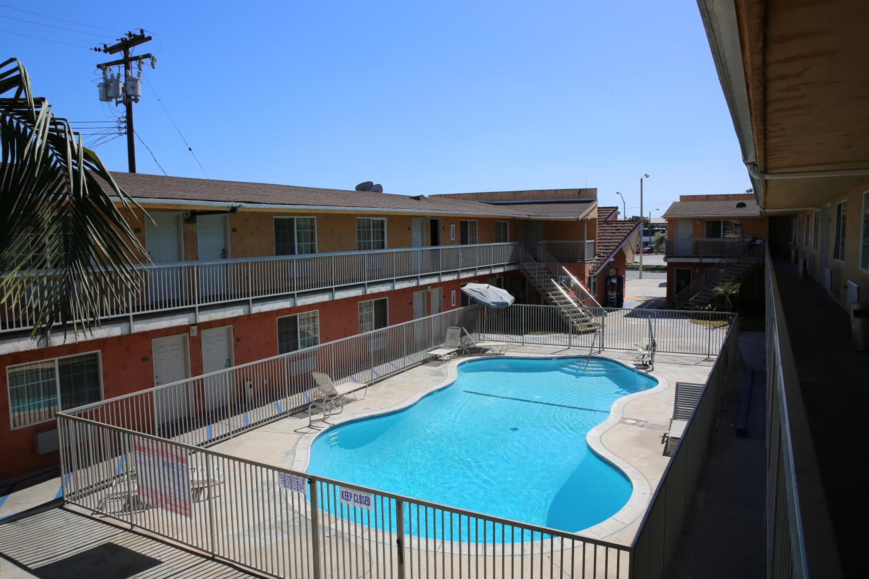 Chateau Inn & Suites