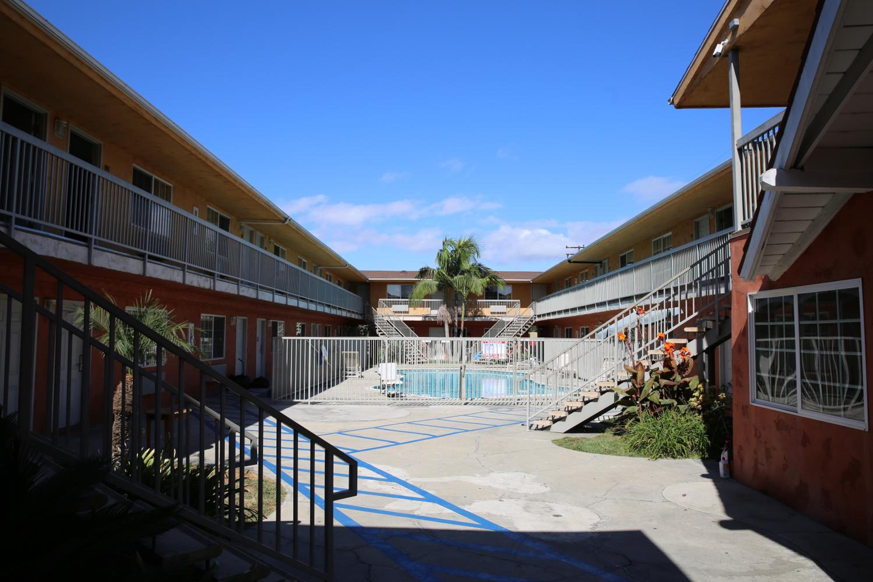 Chateau Inn & Suites