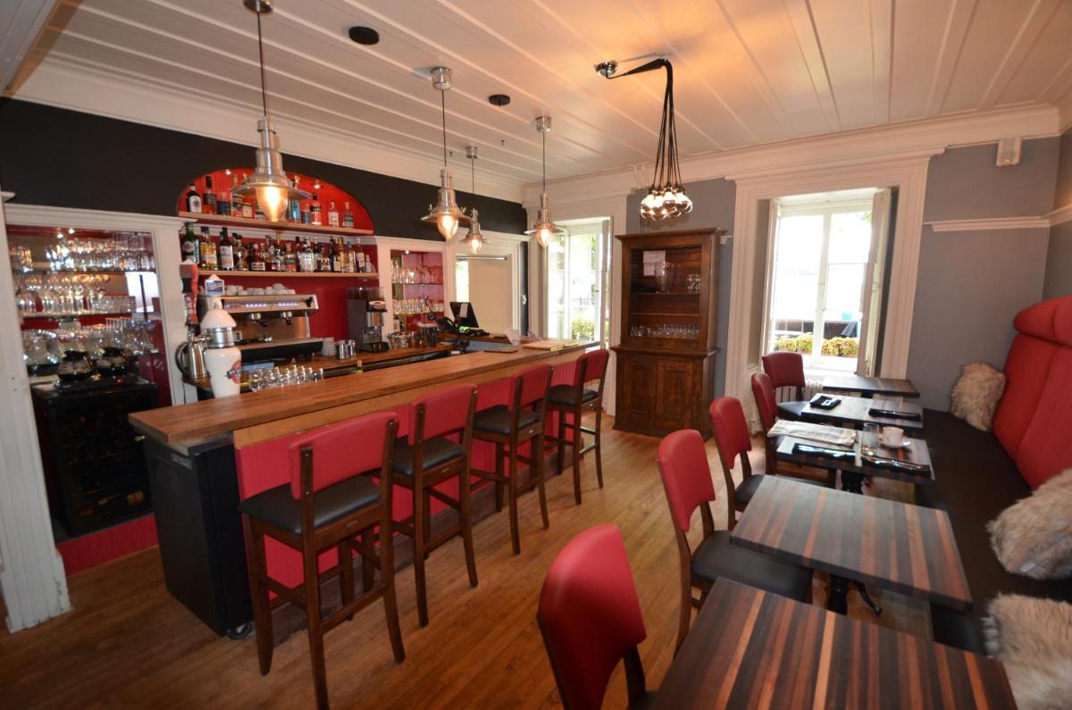 bar