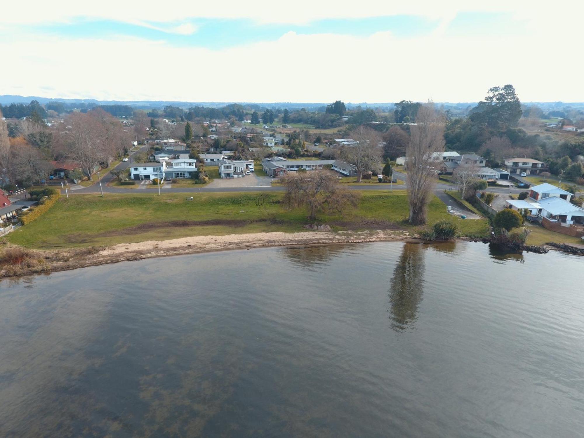 Jack & Di's Waiteti Lakefront Motel
