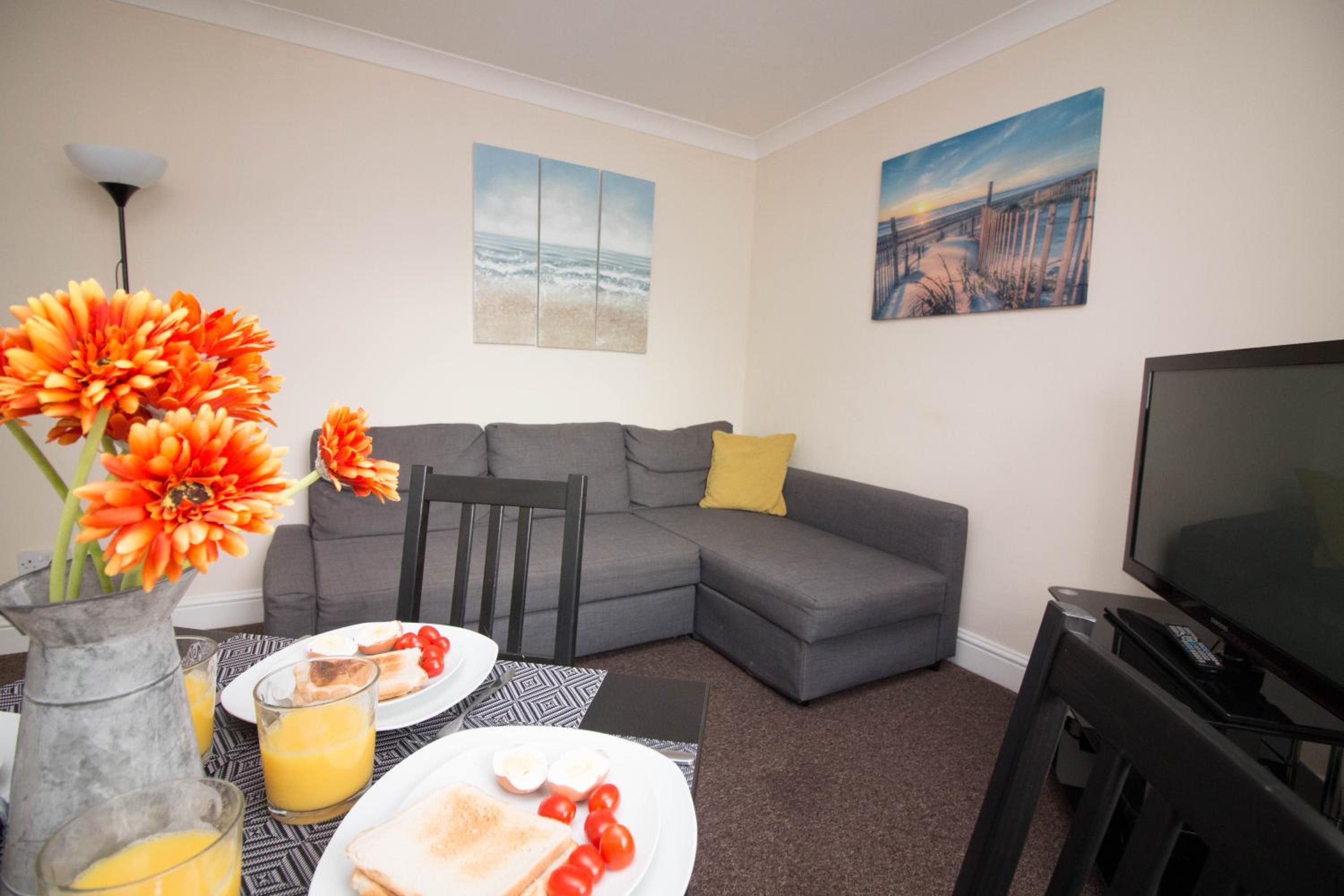StayZo Penthouse Accommodation 1- Premier Lodge view 3