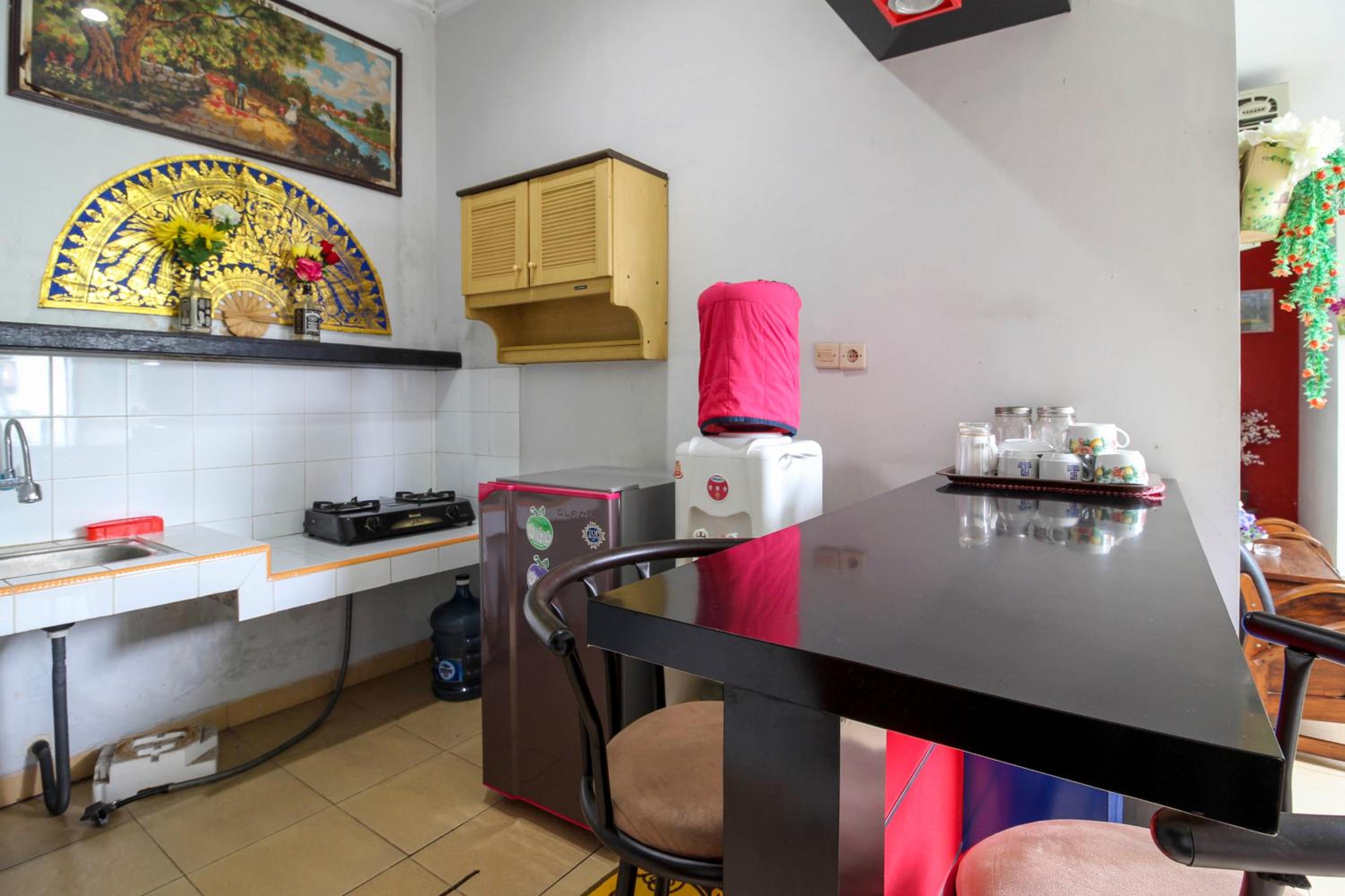 RedDoorz near Hartono Mall