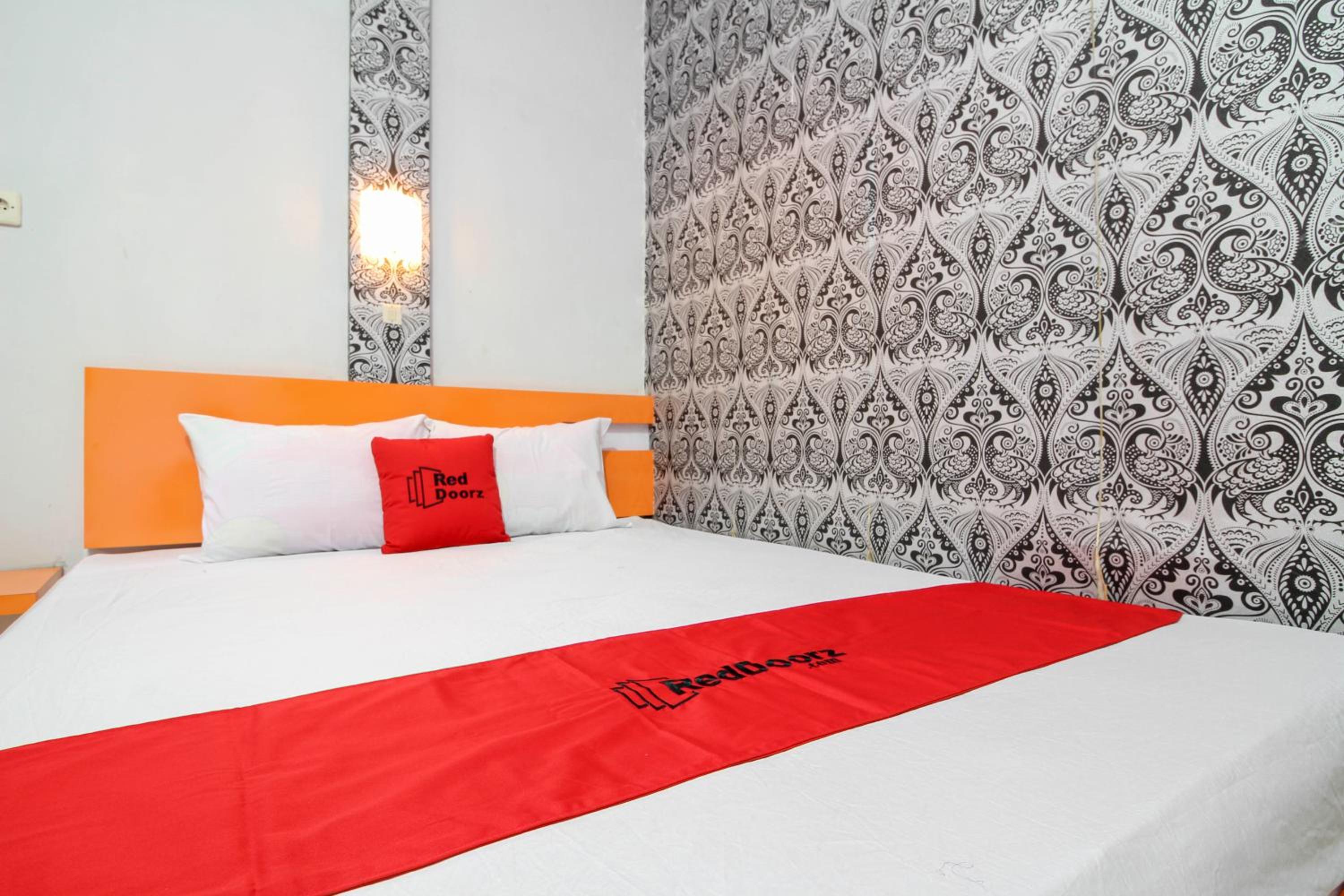 RedDoorz near Hartono Mall