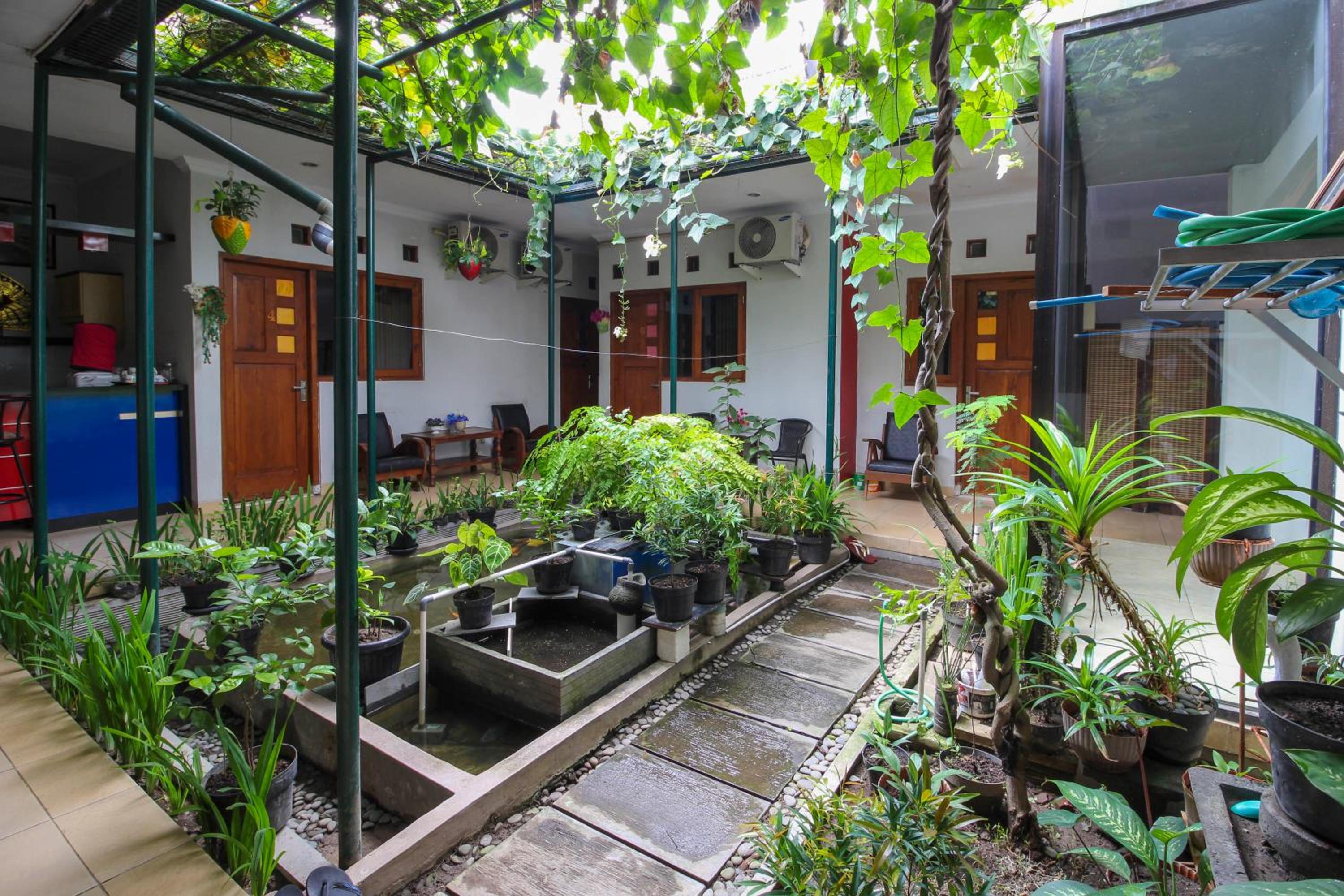 RedDoorz near Hartono Mall
