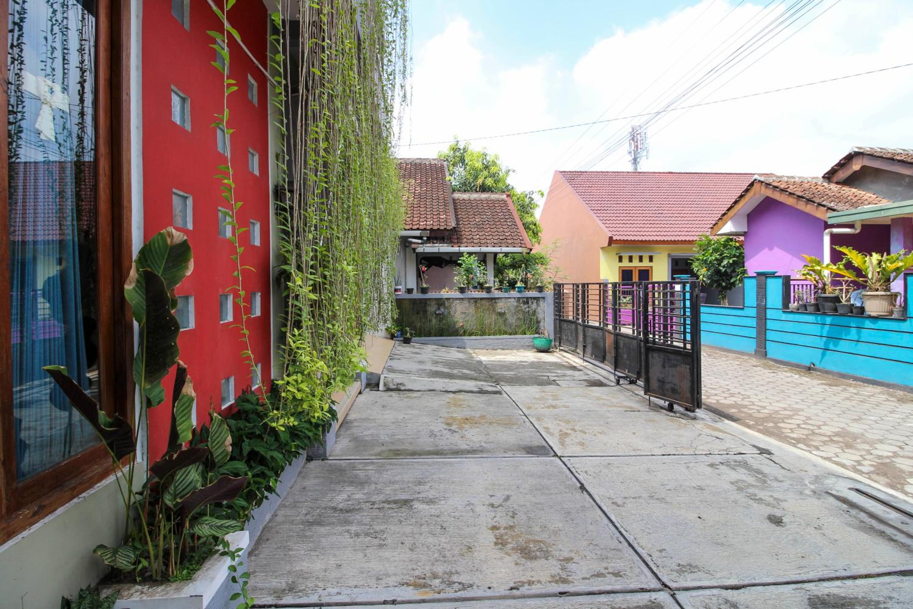 RedDoorz near Hartono Mall