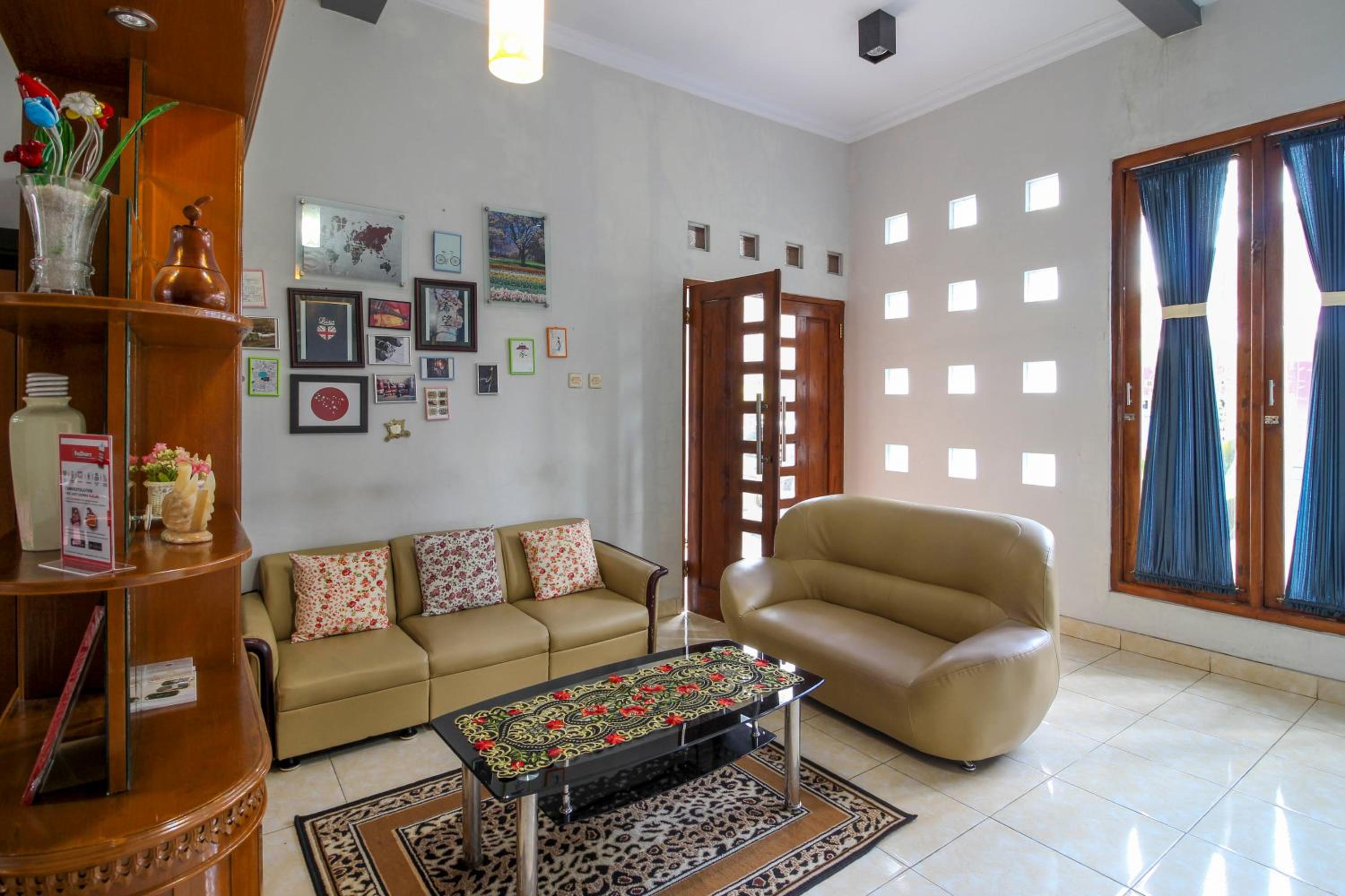 RedDoorz near Hartono Mall