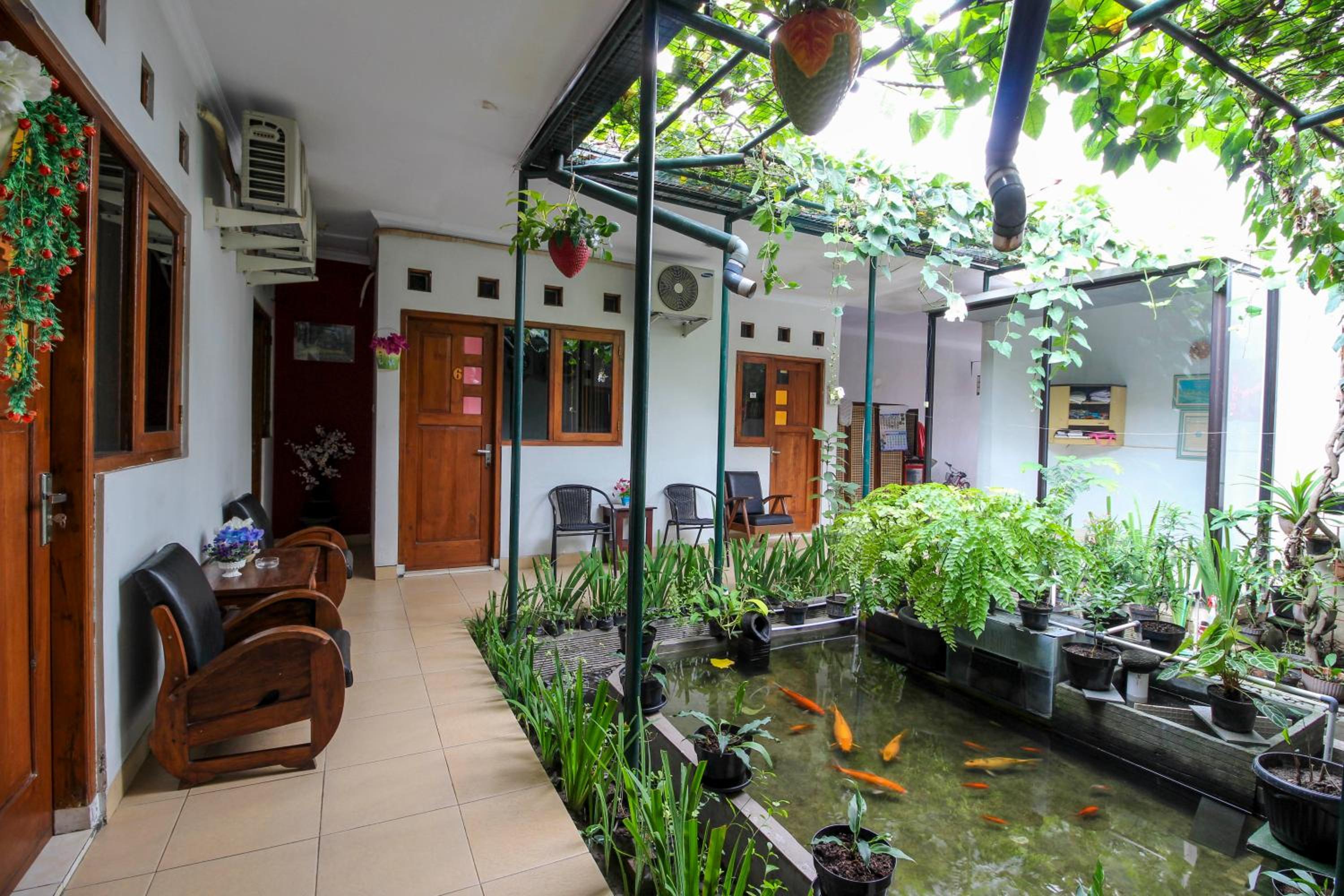 RedDoorz near Hartono Mall