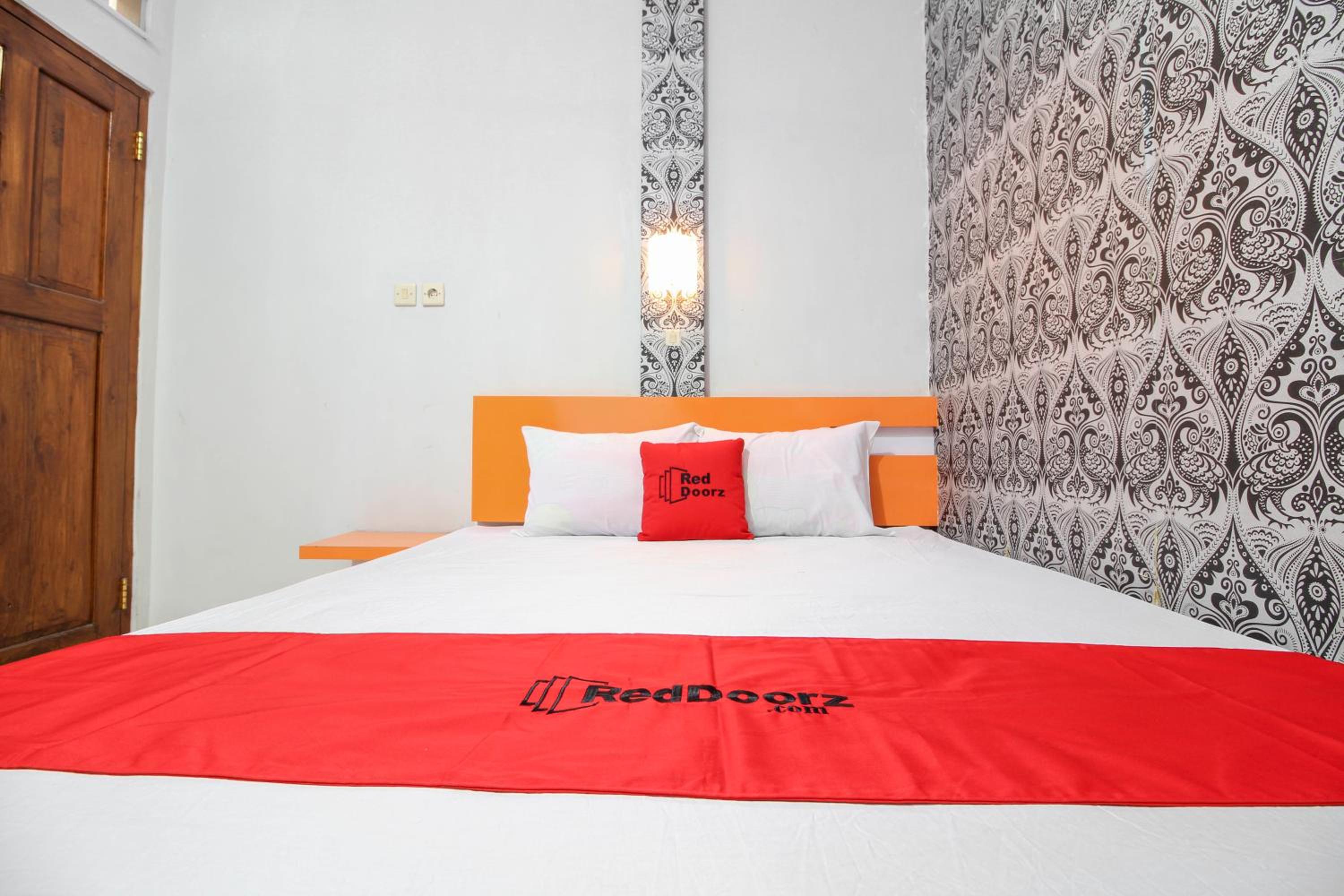 RedDoorz near Hartono Mall