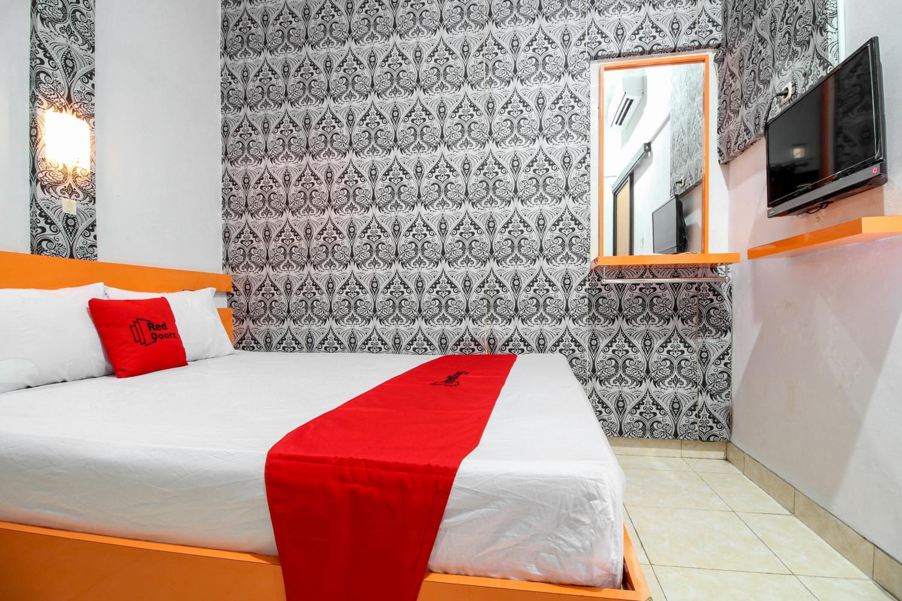 RedDoorz near Hartono Mall