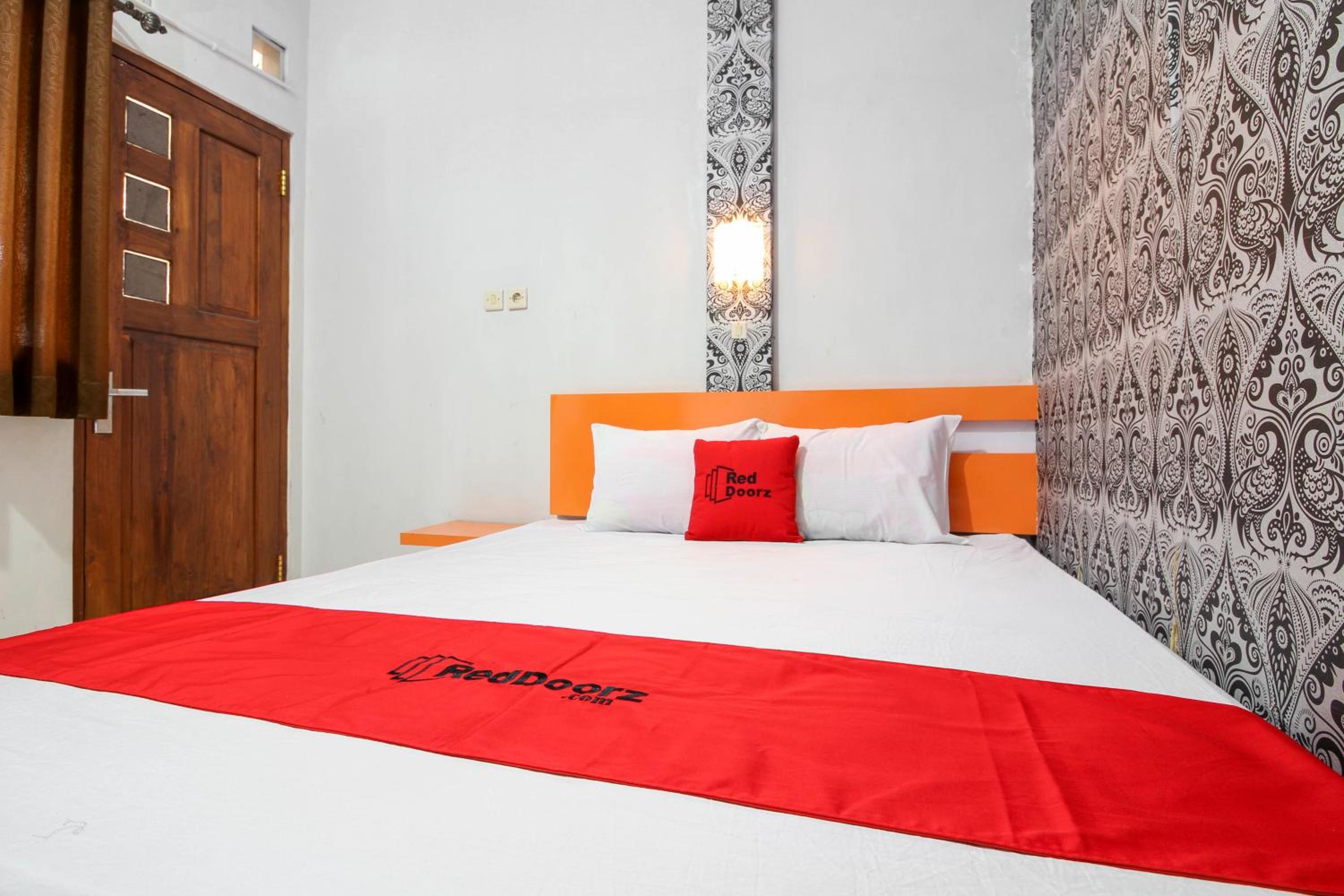RedDoorz near Hartono Mall