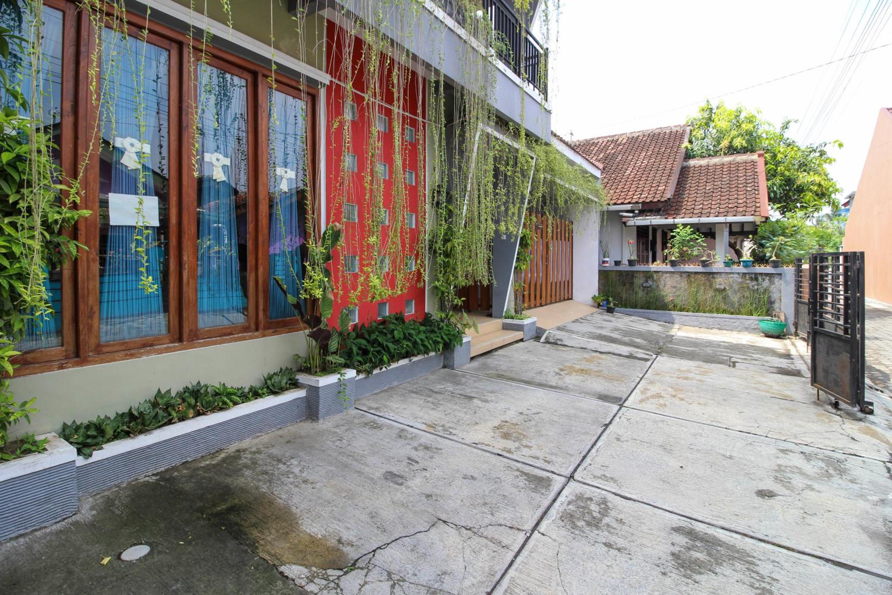 RedDoorz near Hartono Mall