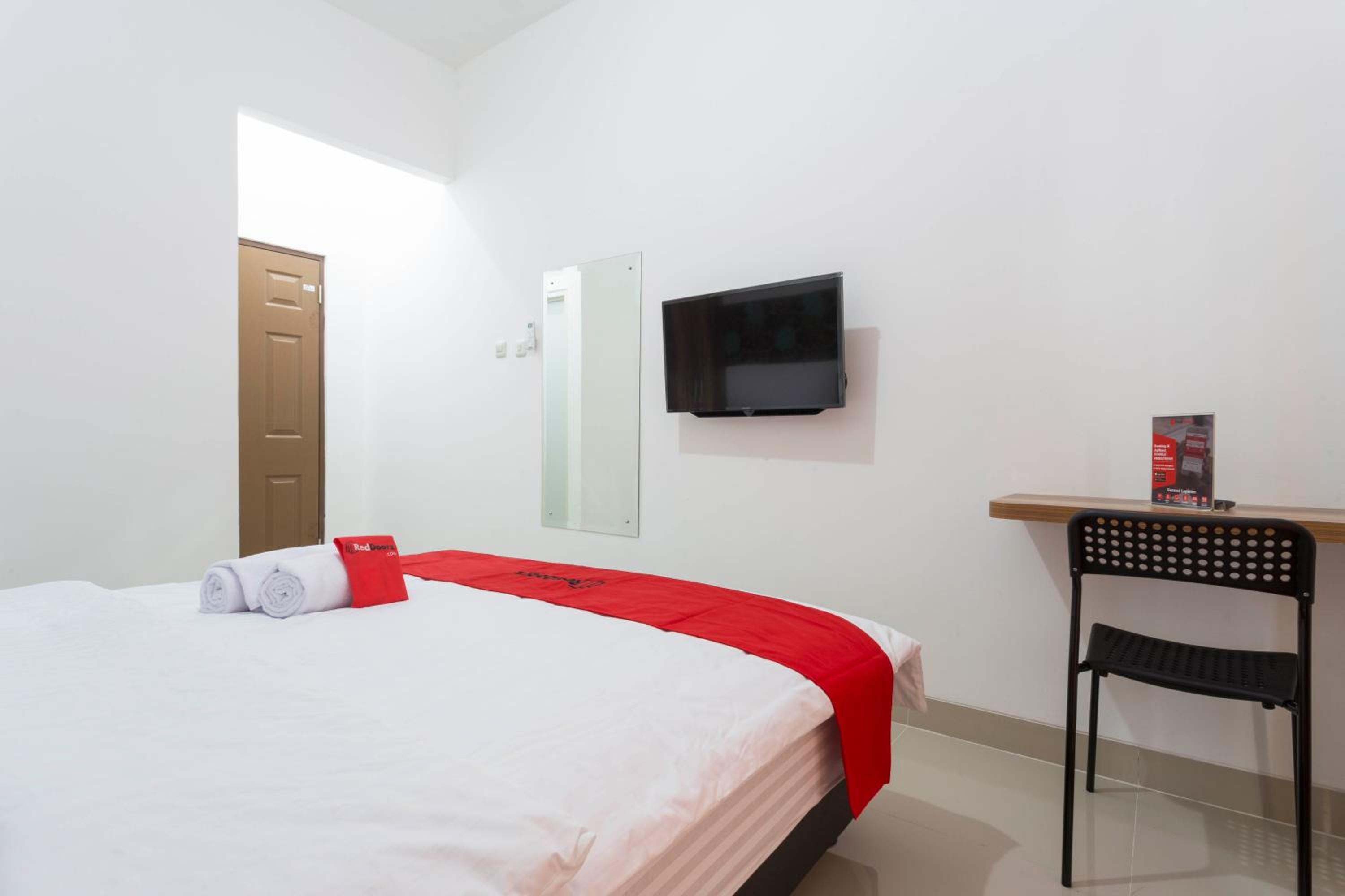 RedDoorz Plus @ Boulevard Residence BSD