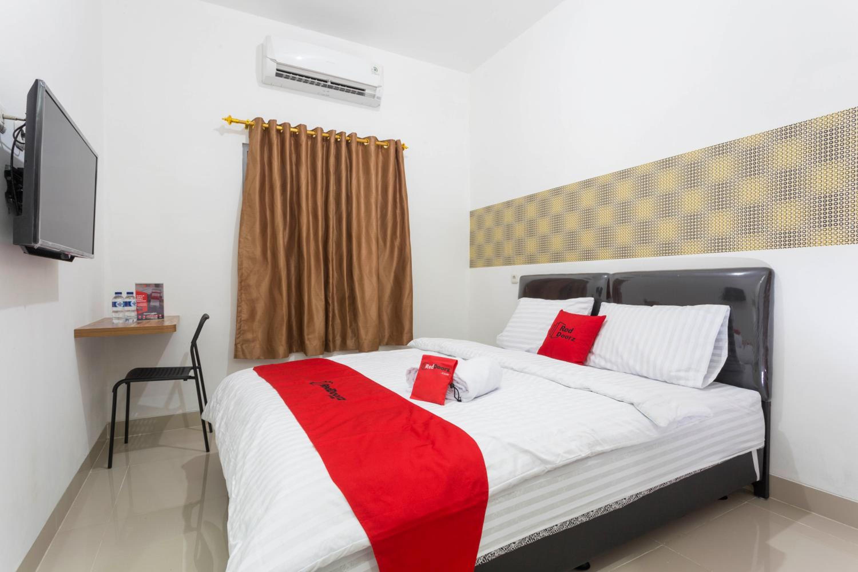 RedDoorz Plus @ Boulevard Residence BSD