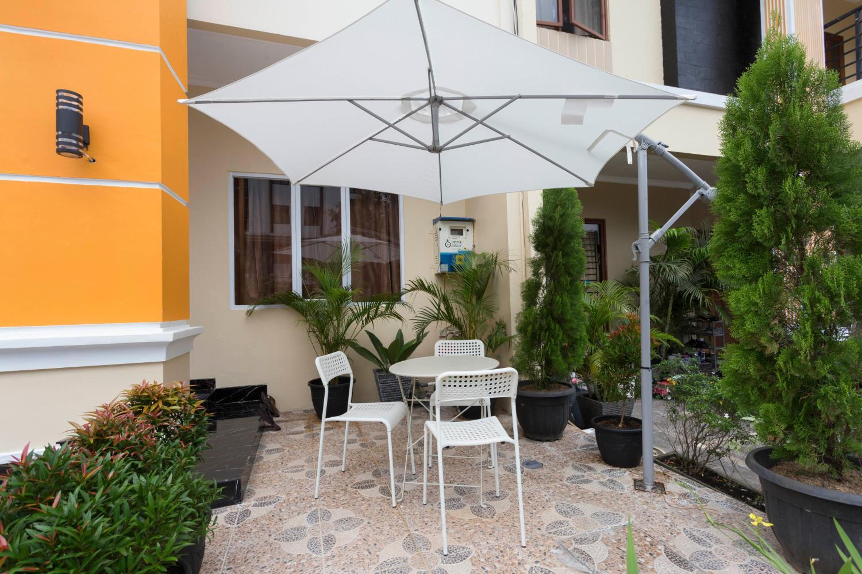 RedDoorz Plus @ Boulevard Residence BSD