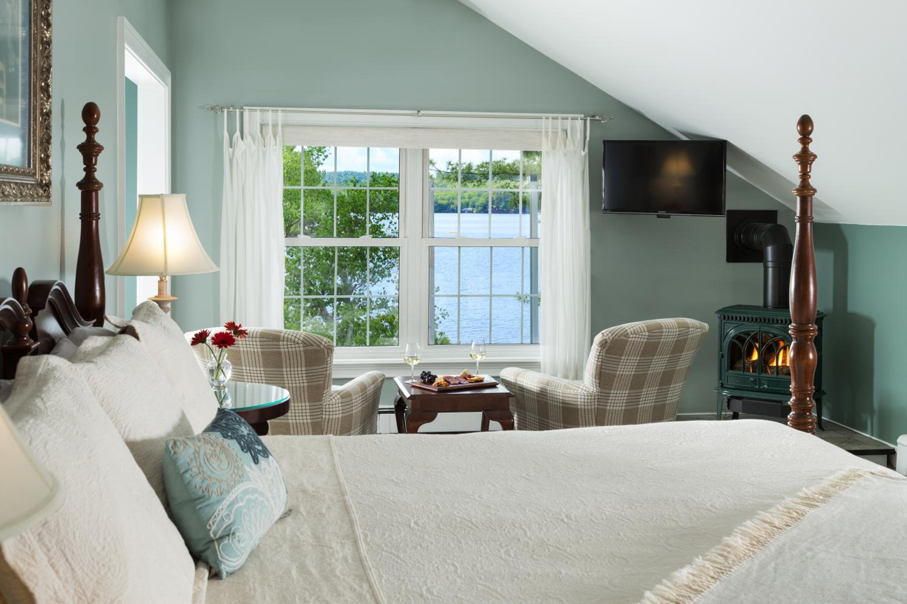 Wolf Cove Inn