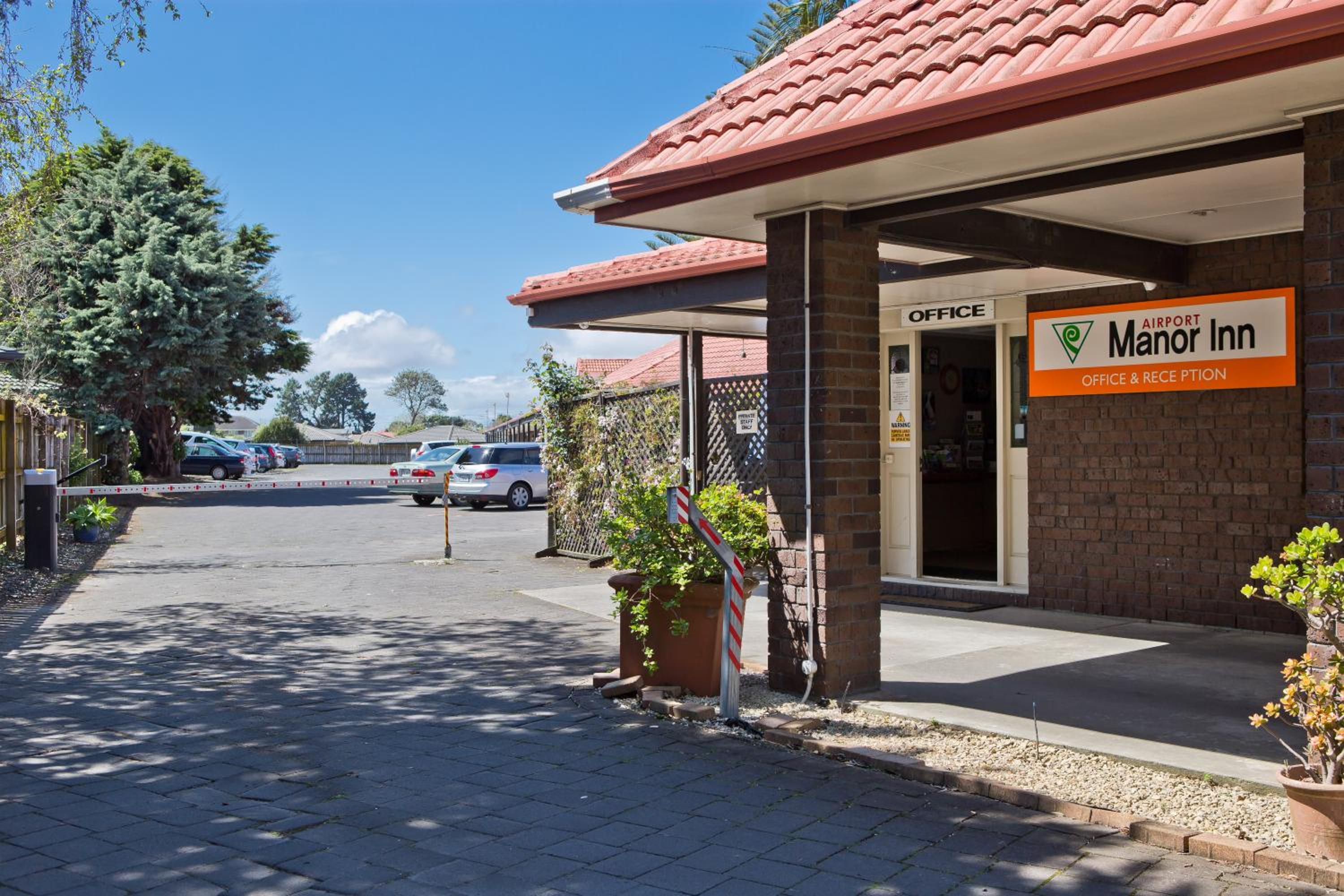 Airport Manor Inn