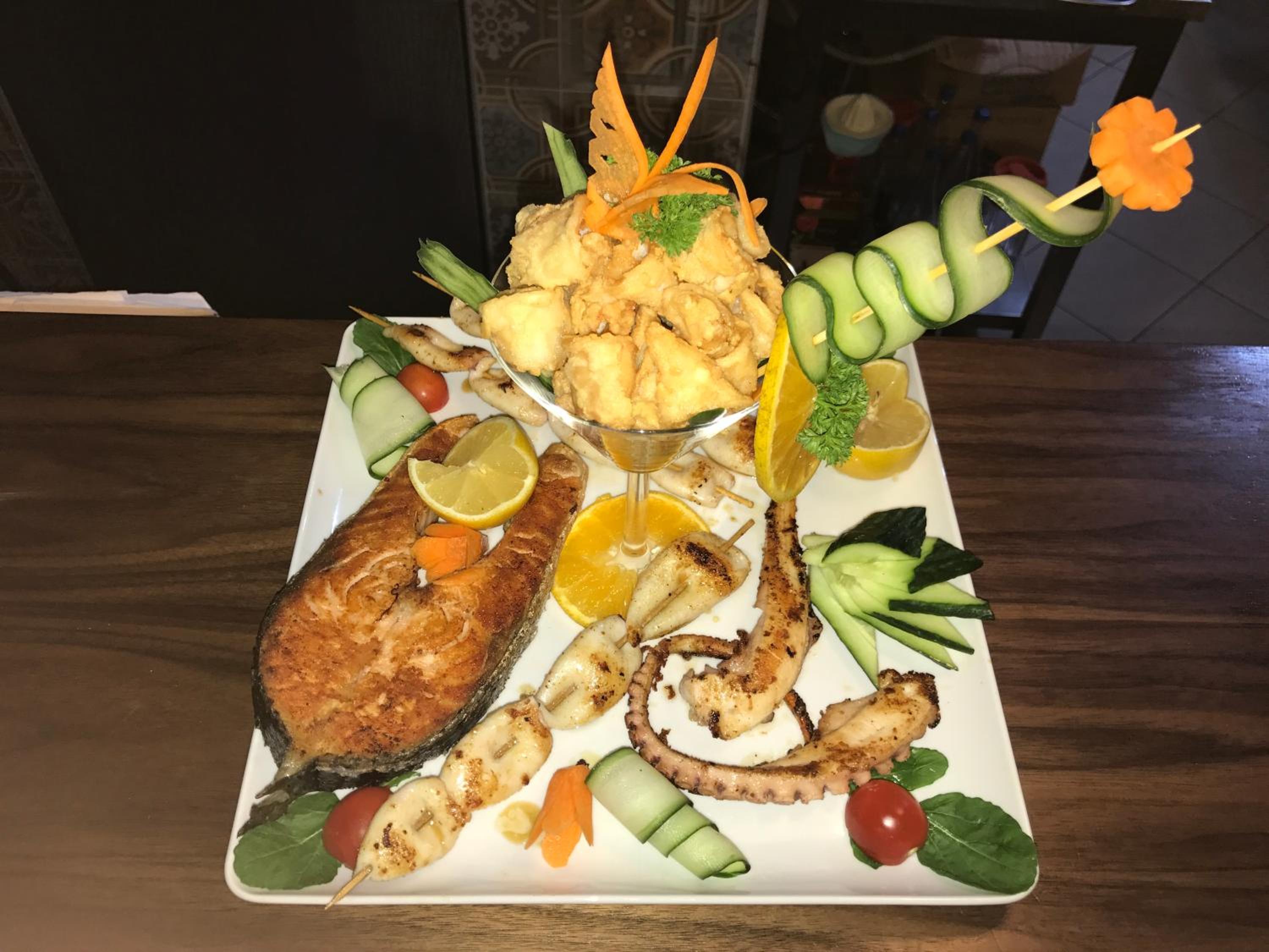 Hotel Aristocrat & Fish Restaurant
