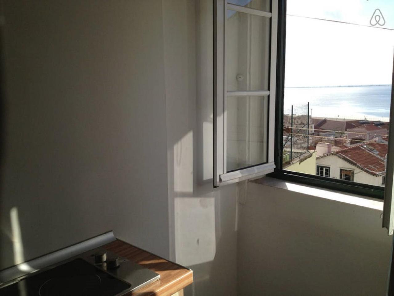 Cozy River View Alfama apartment view 4