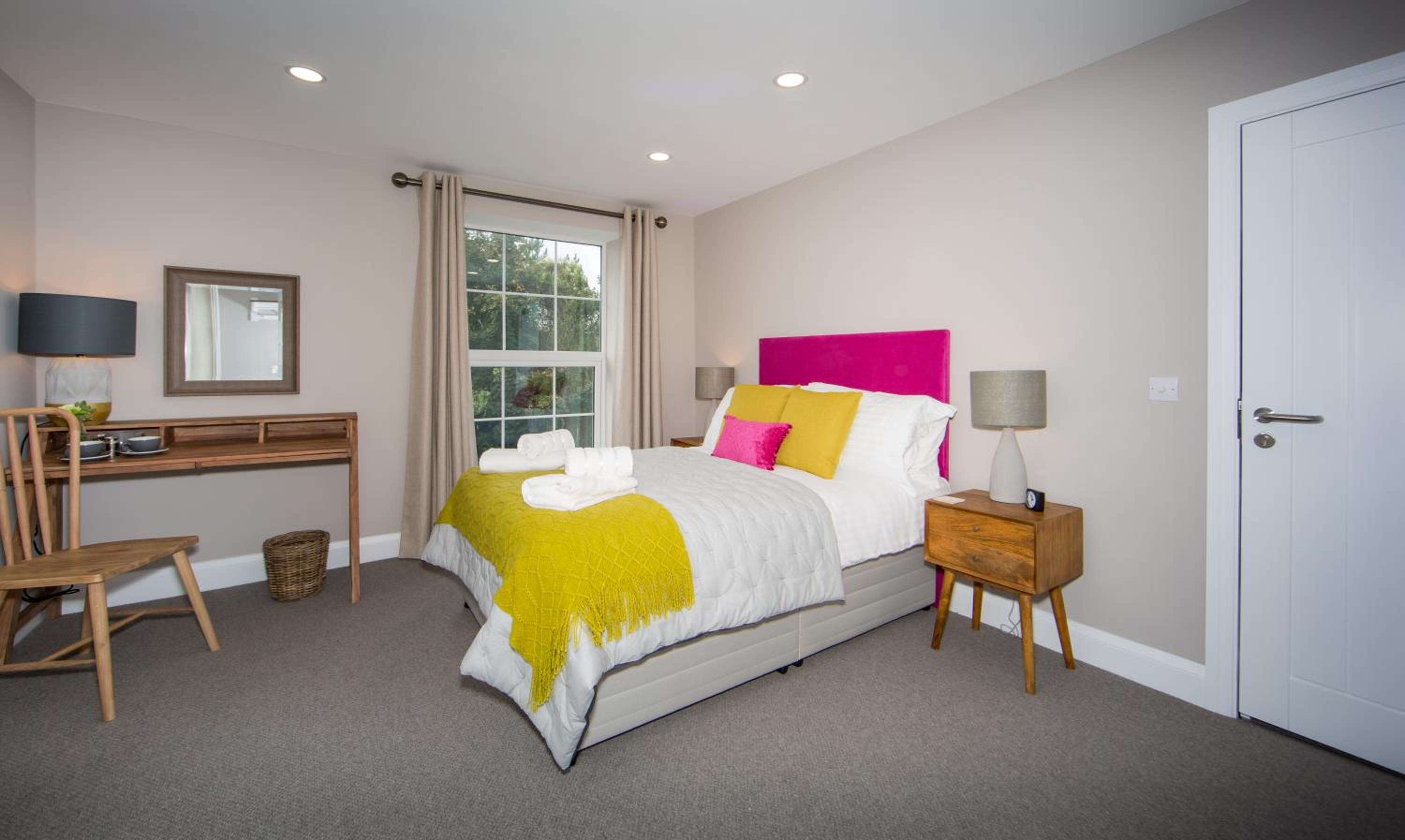 Darlington Arms by the airport - Free parking -Bar & Food