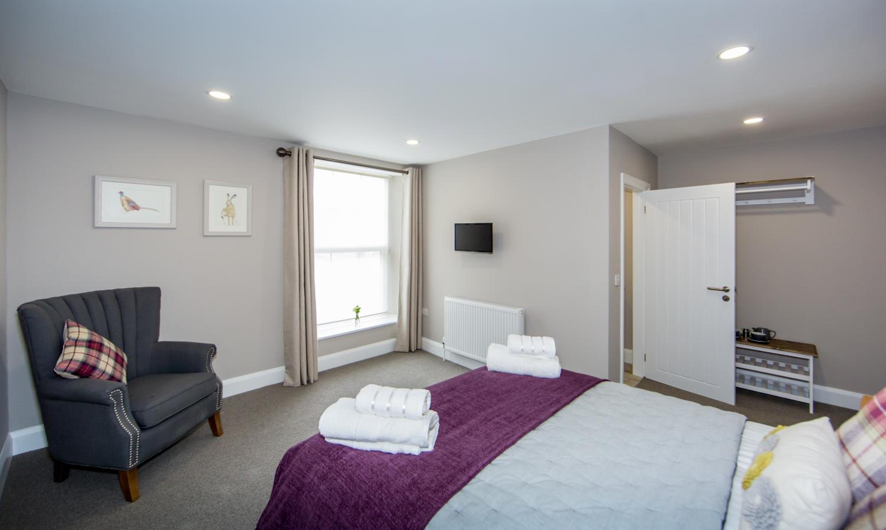 Darlington Arms by the airport - Free parking -Bar & Food