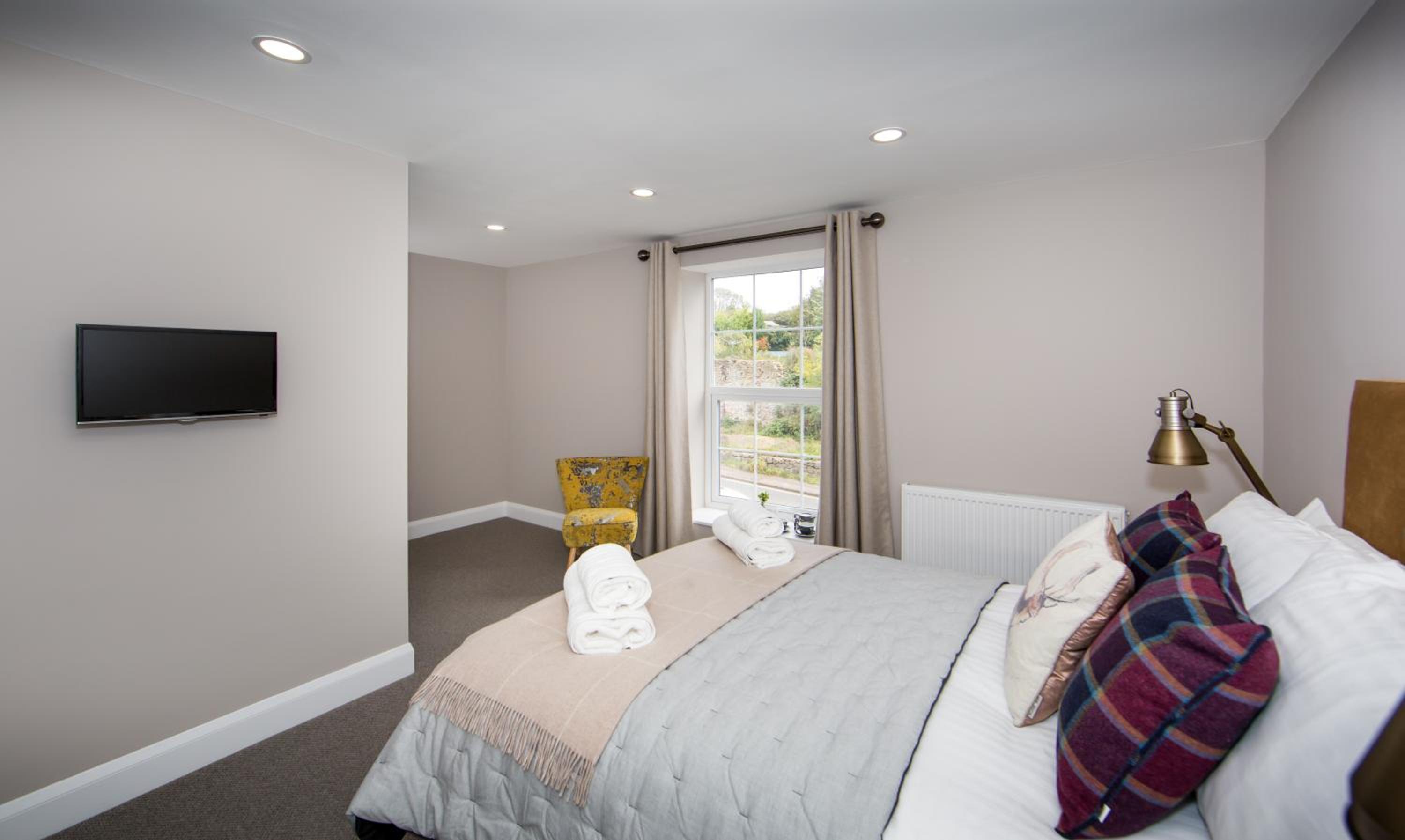 Darlington Arms by the airport - Free parking -Bar & Food
