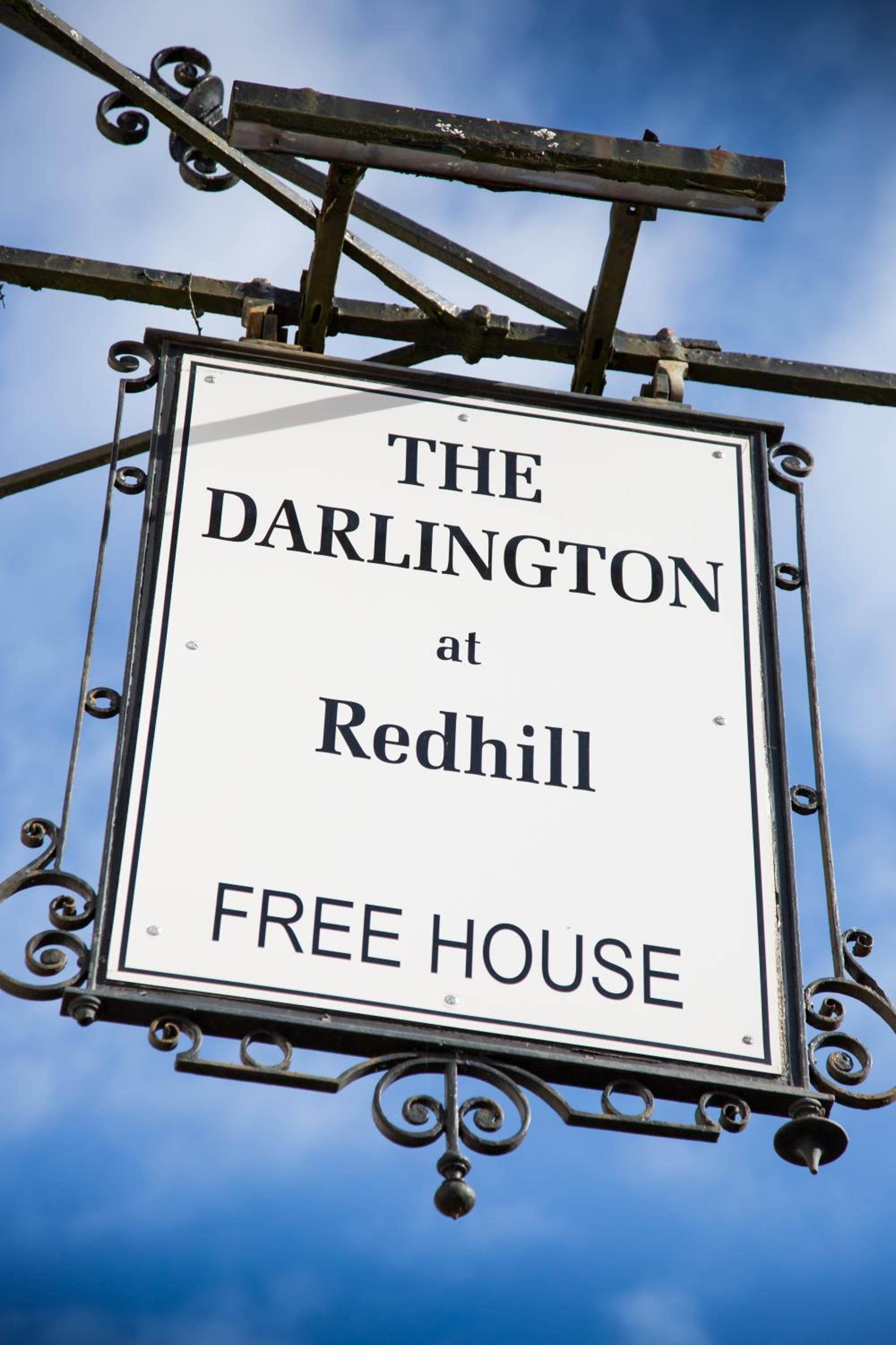 Darlington Arms by the airport - Free parking -Bar & Food