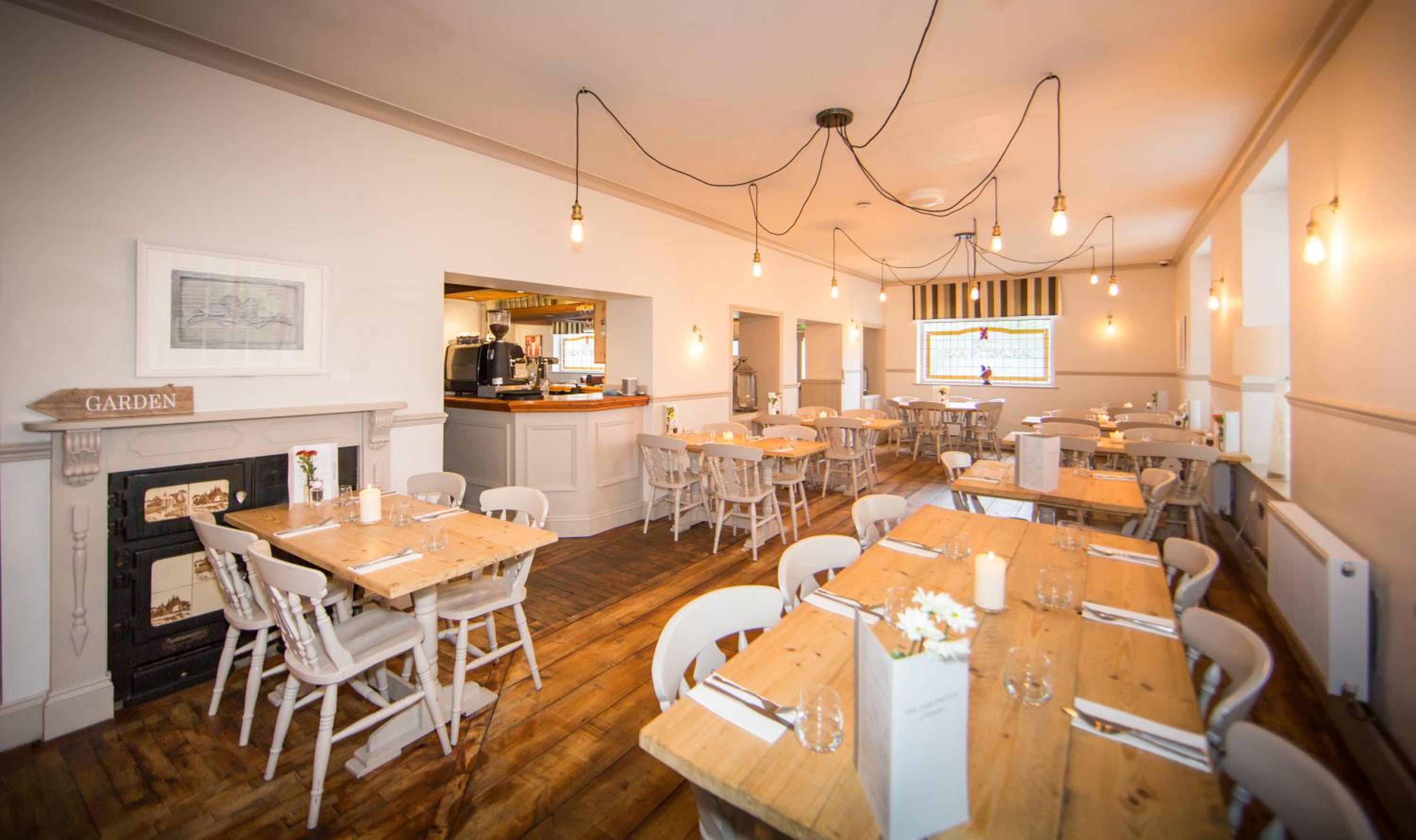 Darlington Arms by the airport - Free parking -Bar & Food