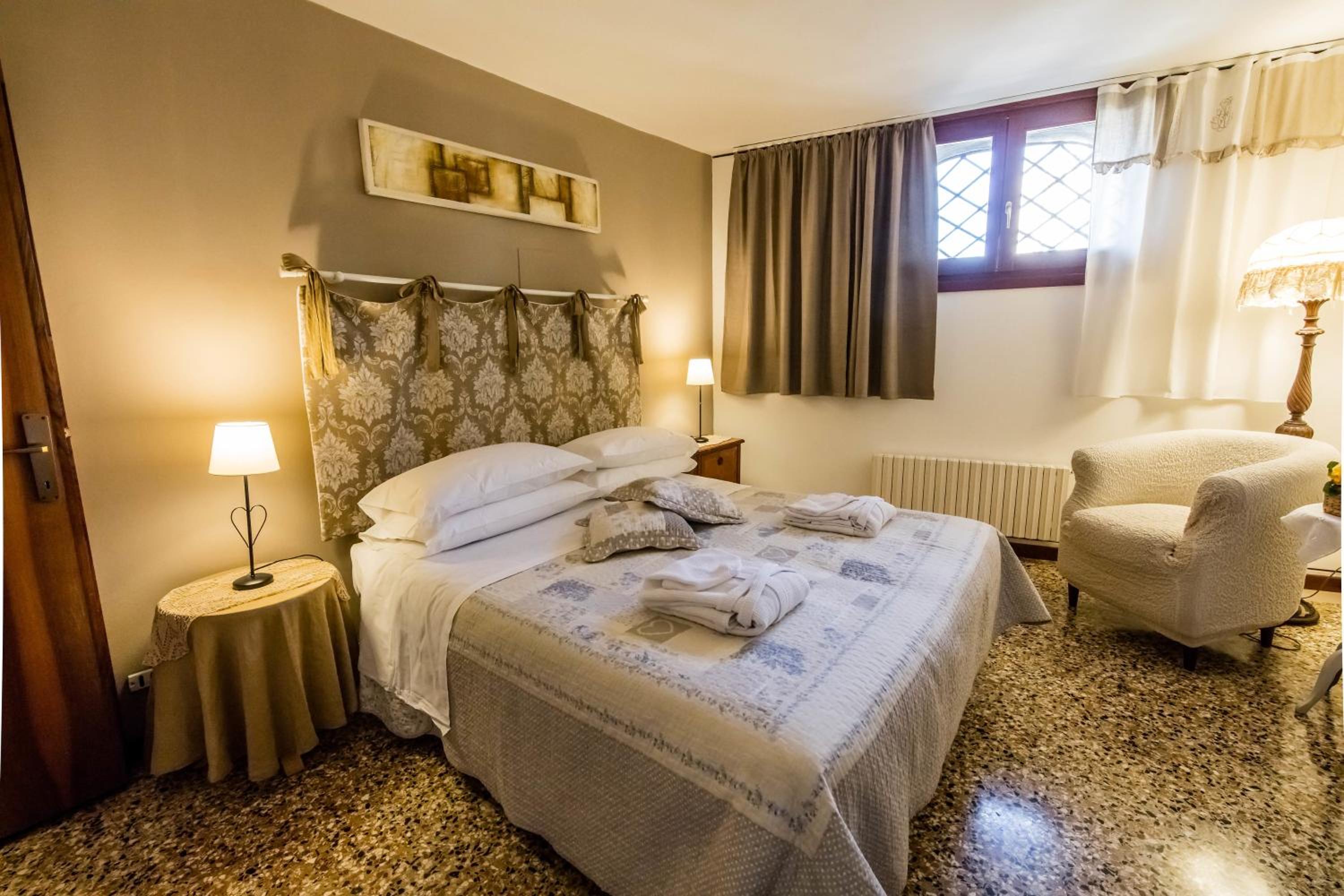 Venice and Venice Apartments - private rooms in shared apartment