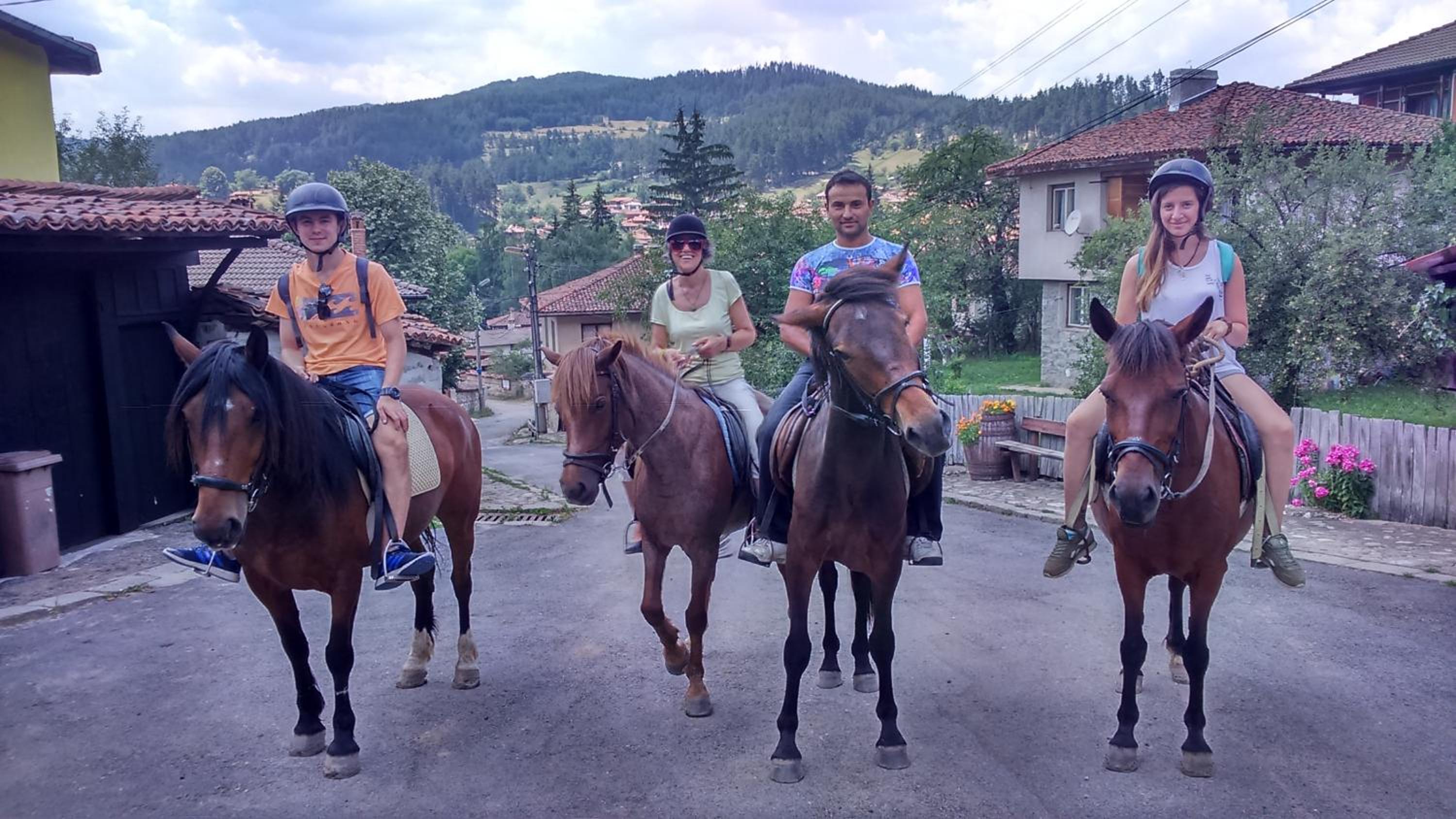 Dona Guest House - Horse Riding