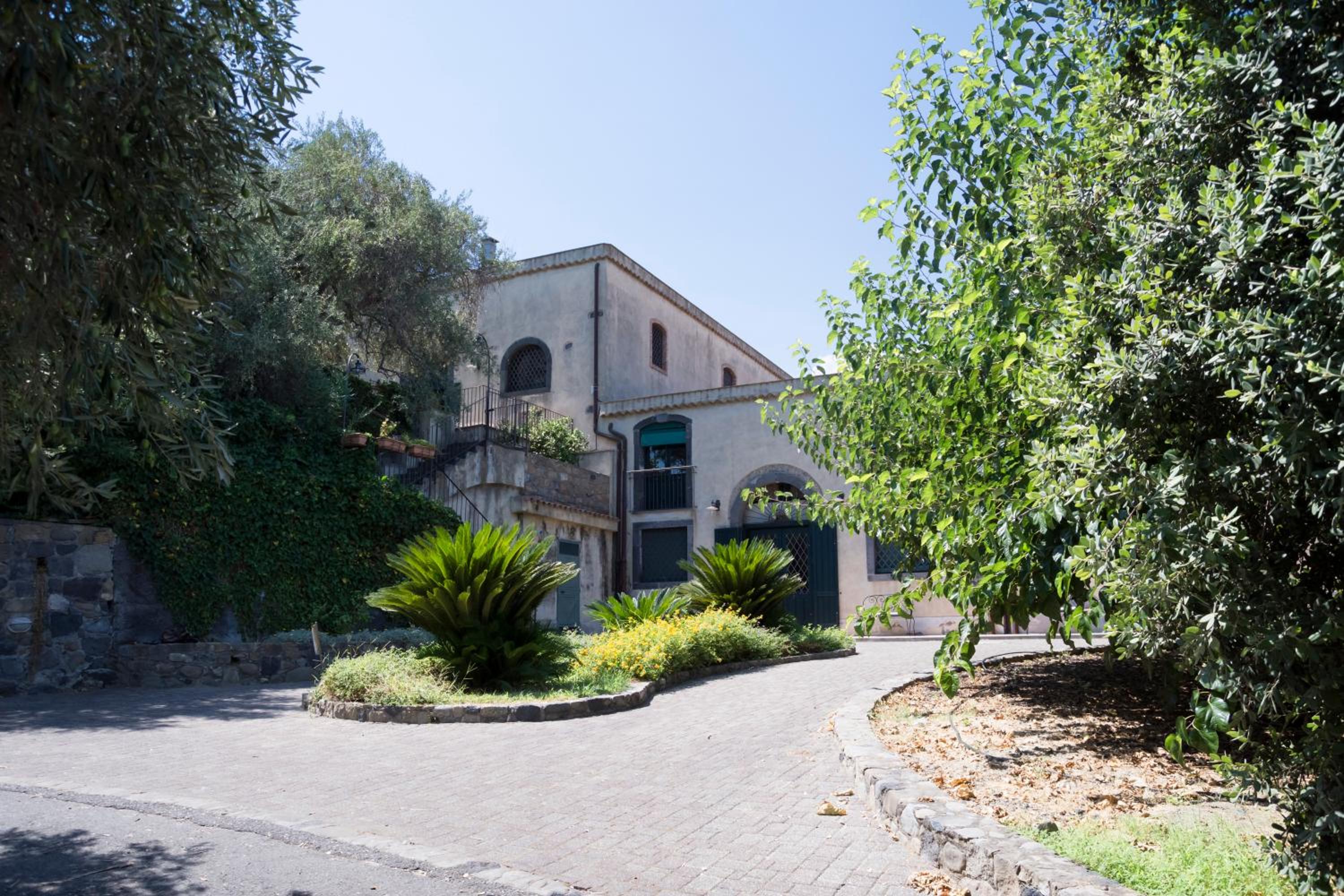 Antico Borgo Etneo Country Hotel