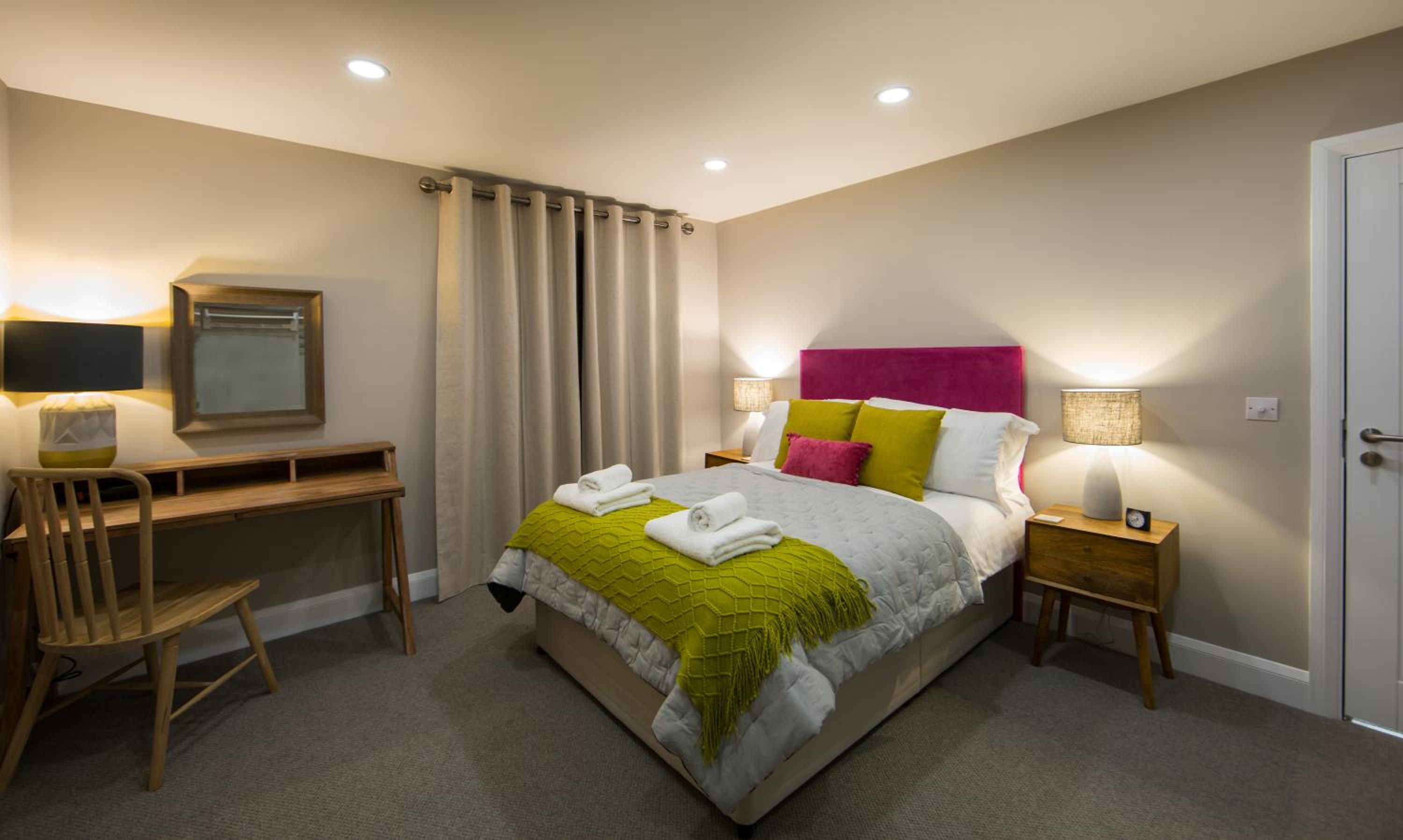 Darlington Arms by the airport - Free parking -Bar & Food