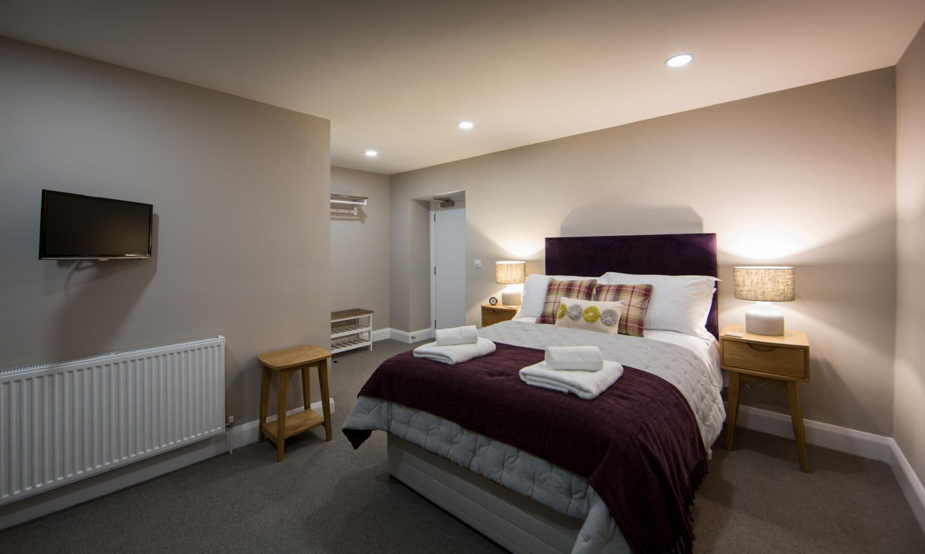Darlington Arms by the airport - Free parking -Bar & Food