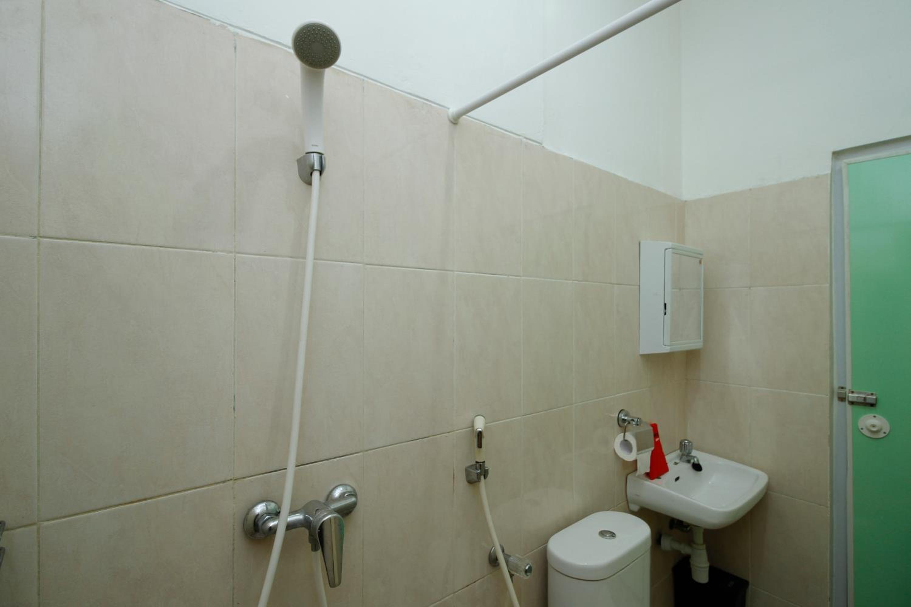 RedDoorz Plus near Plaza Indonesia