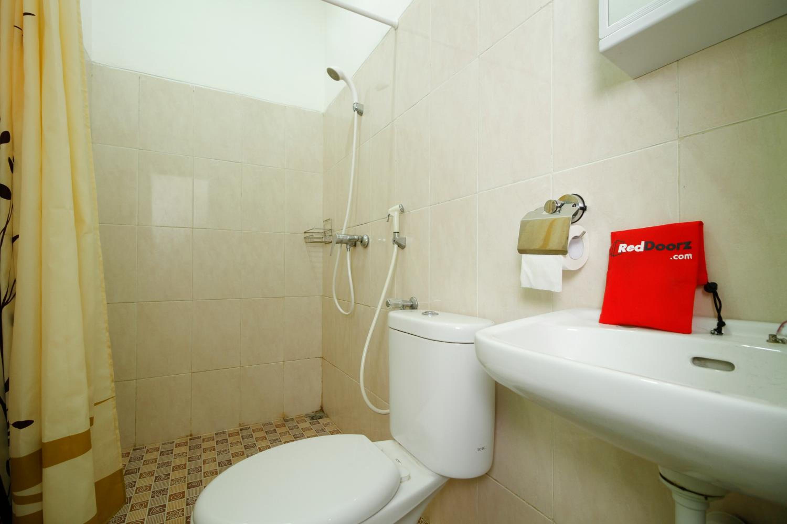 RedDoorz Plus near Plaza Indonesia