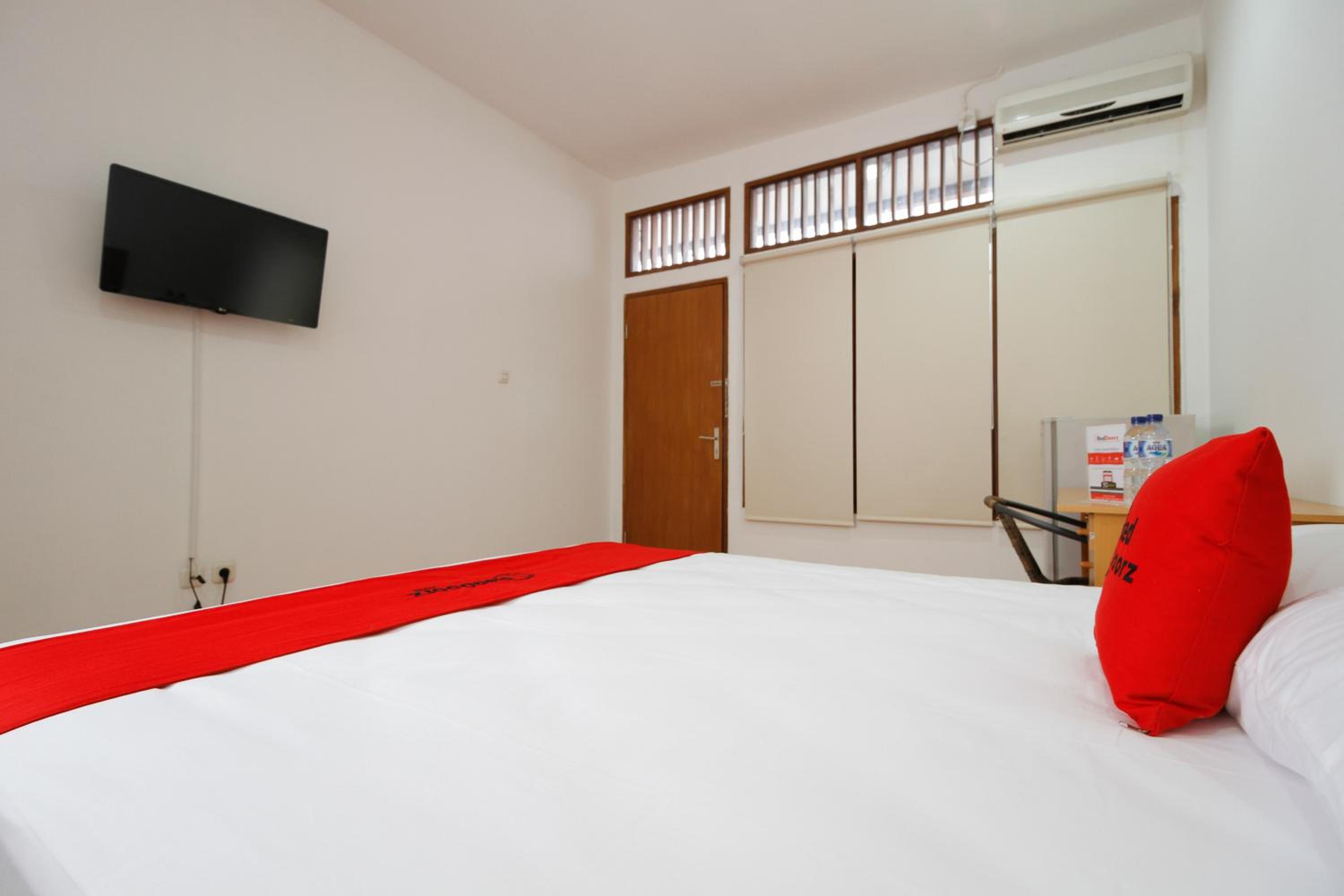 RedDoorz Plus near Plaza Indonesia