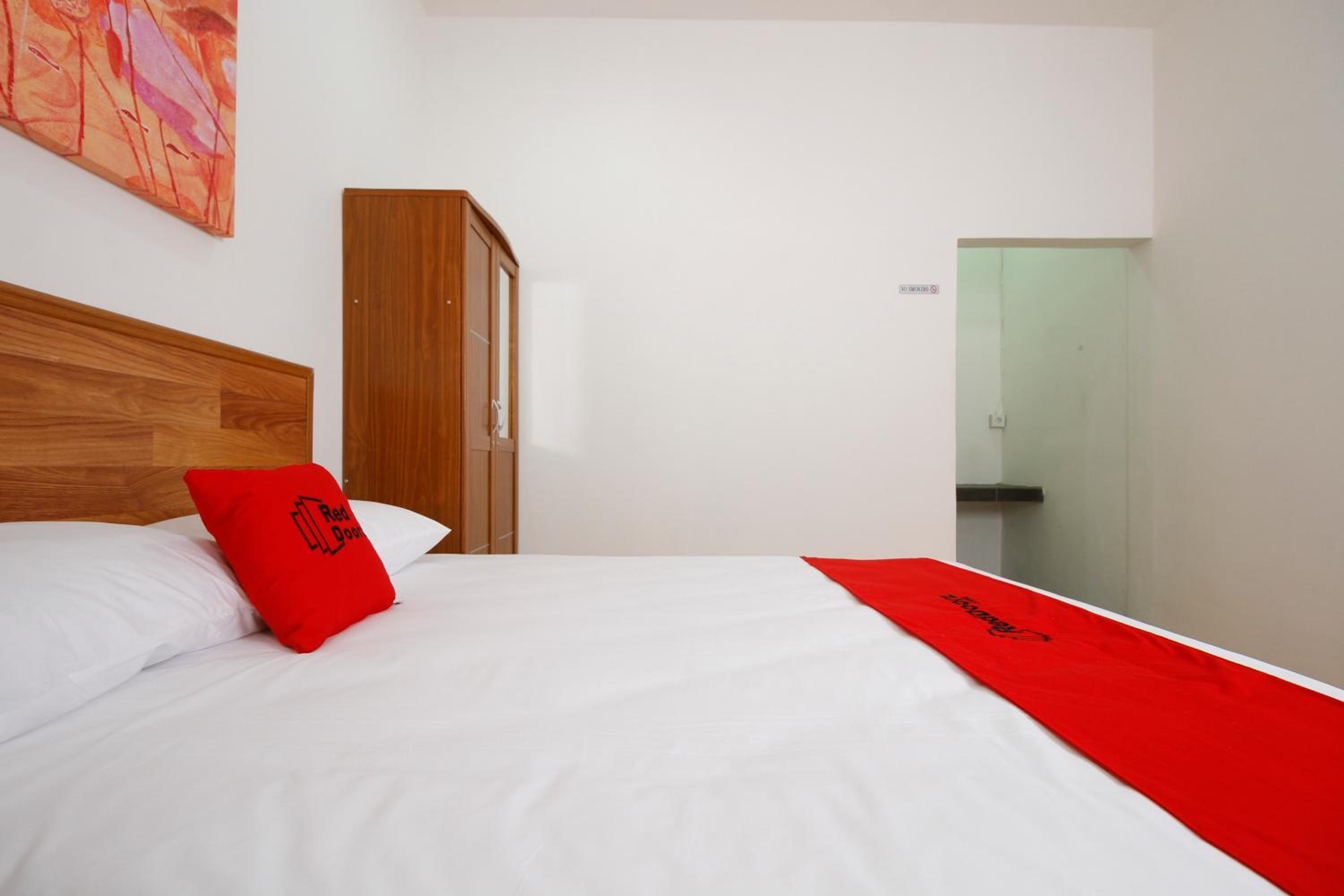 RedDoorz Plus near Plaza Indonesia