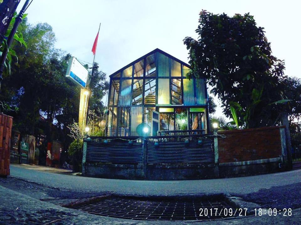 Artist's Place Trat