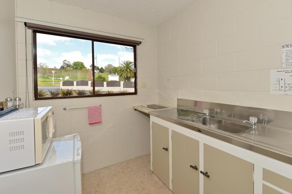 Waterfalls Estate - Motel & Campground