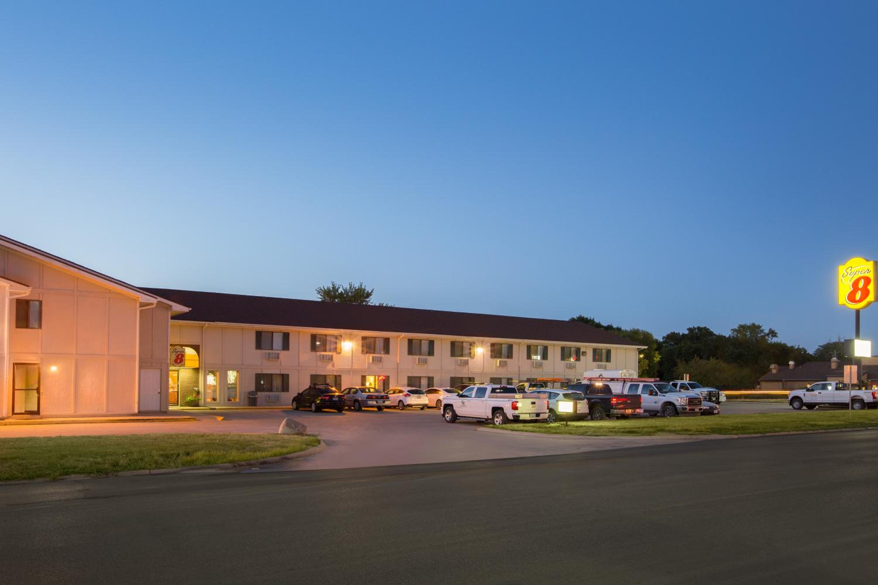 Super 8 by Wyndham Storm Lake - Property Image 15