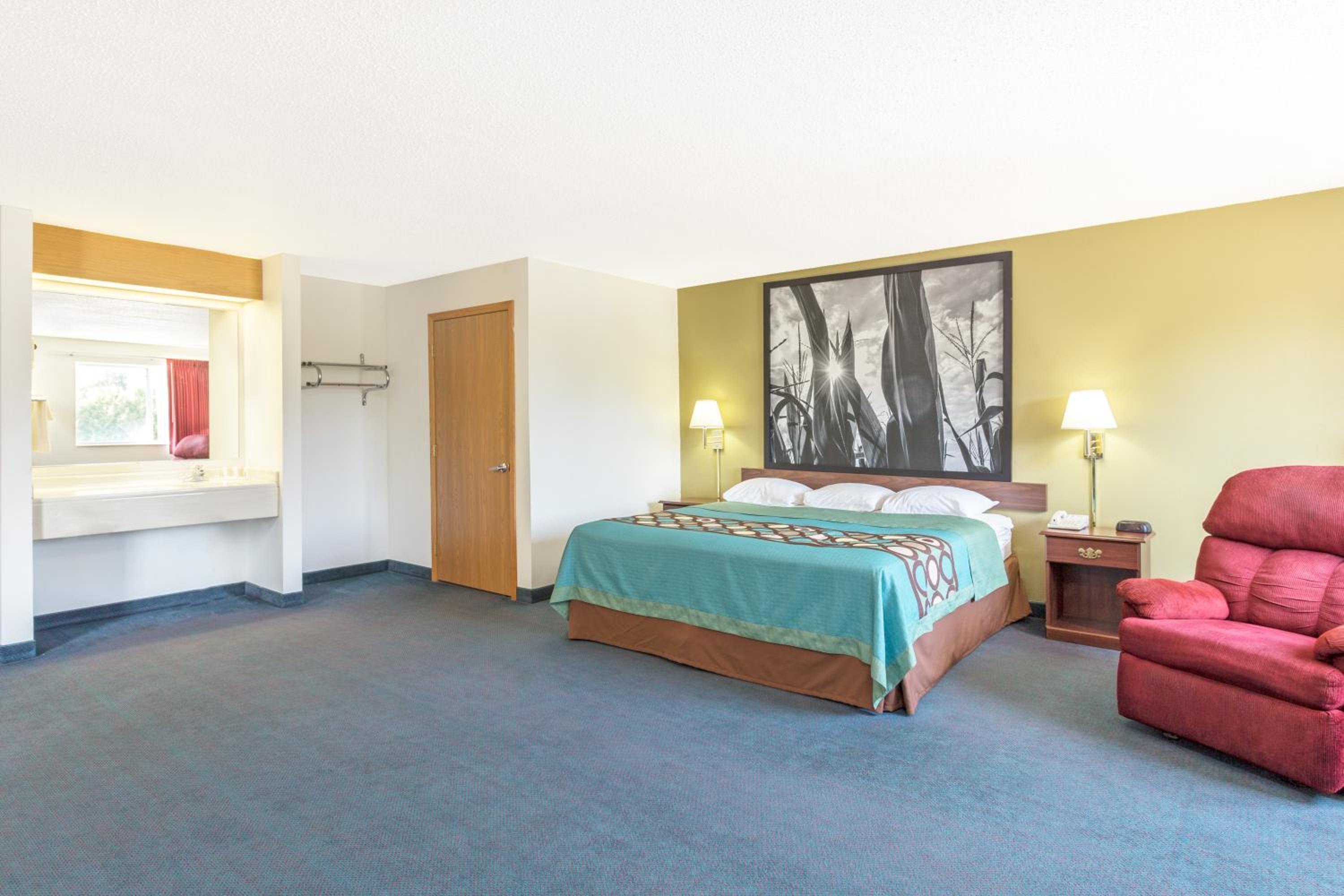 Super 8 by Wyndham Cresco IA