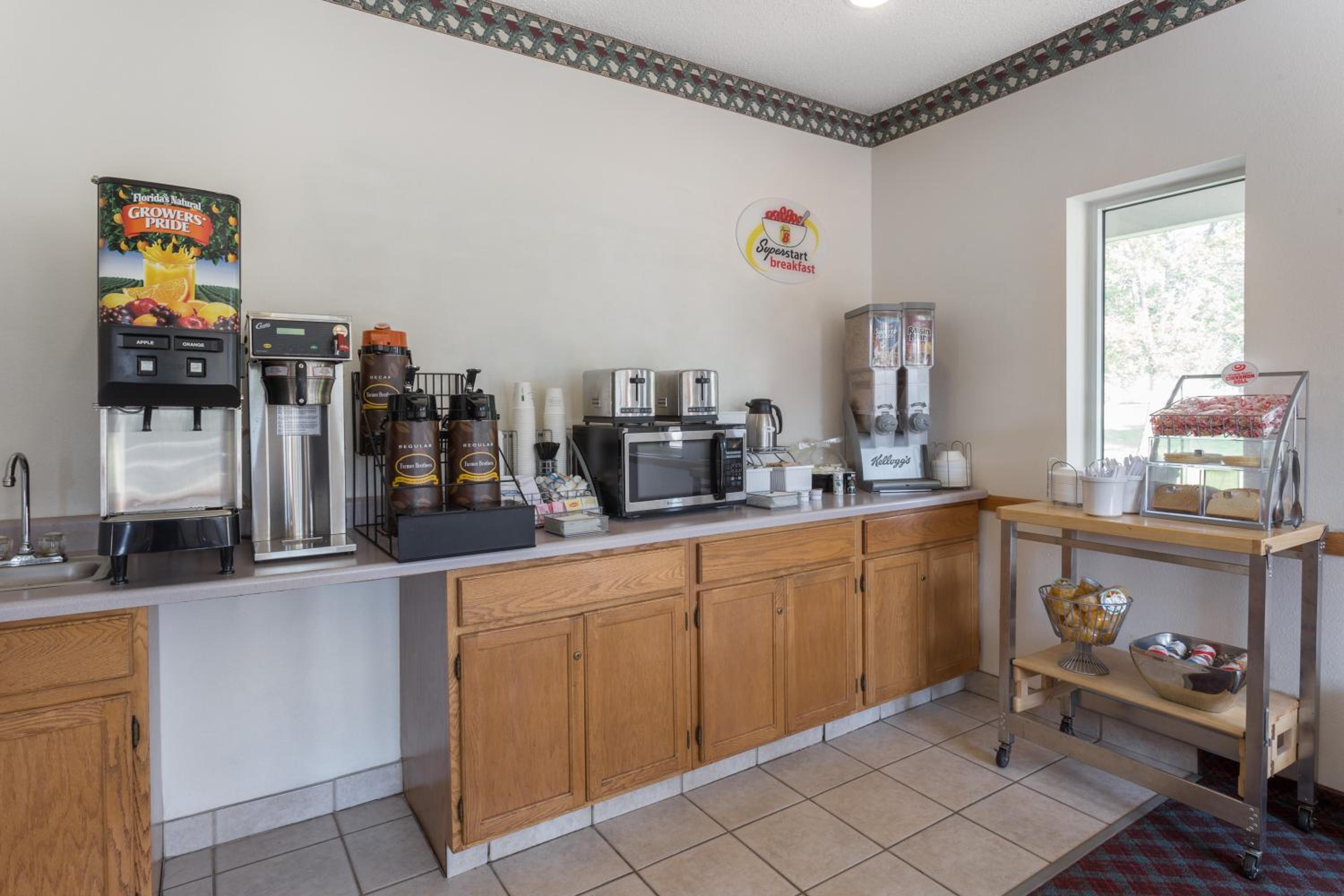 Super 8 by Wyndham Cresco IA