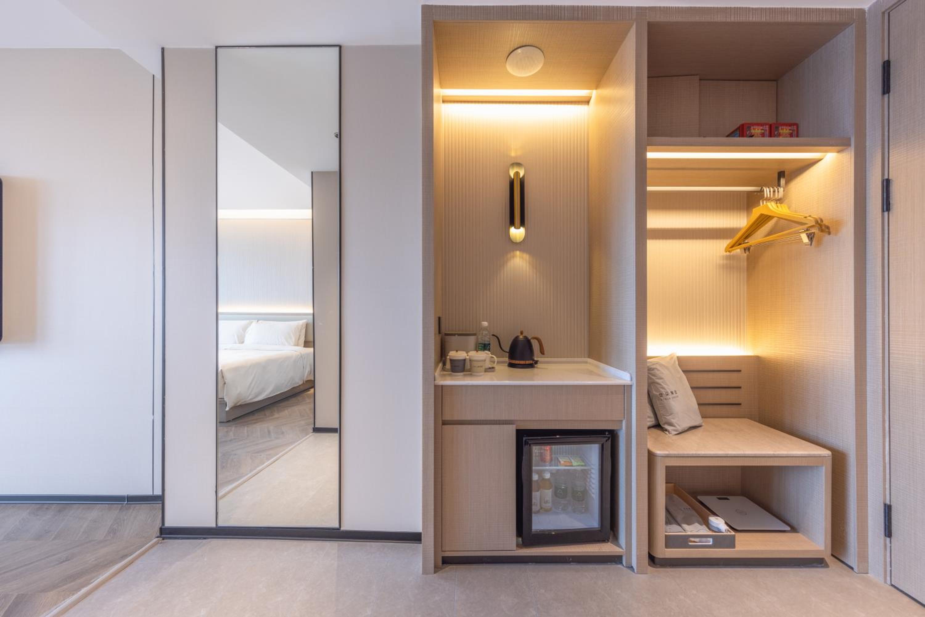 Foshan Nanhai Jinshazhou Jinbo Tiandi Atour Hotel
