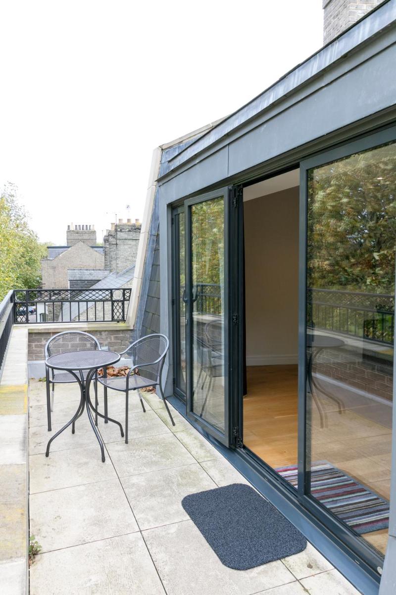 Penthouse with Balcony 5 mins walk to City Centre & Colleges & Sleeps 6 view 4