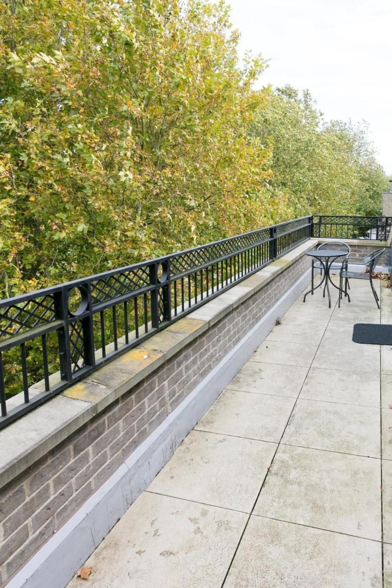 Penthouse with Balcony 5 mins walk to City Centre & Colleges & Sleeps 6 view 2