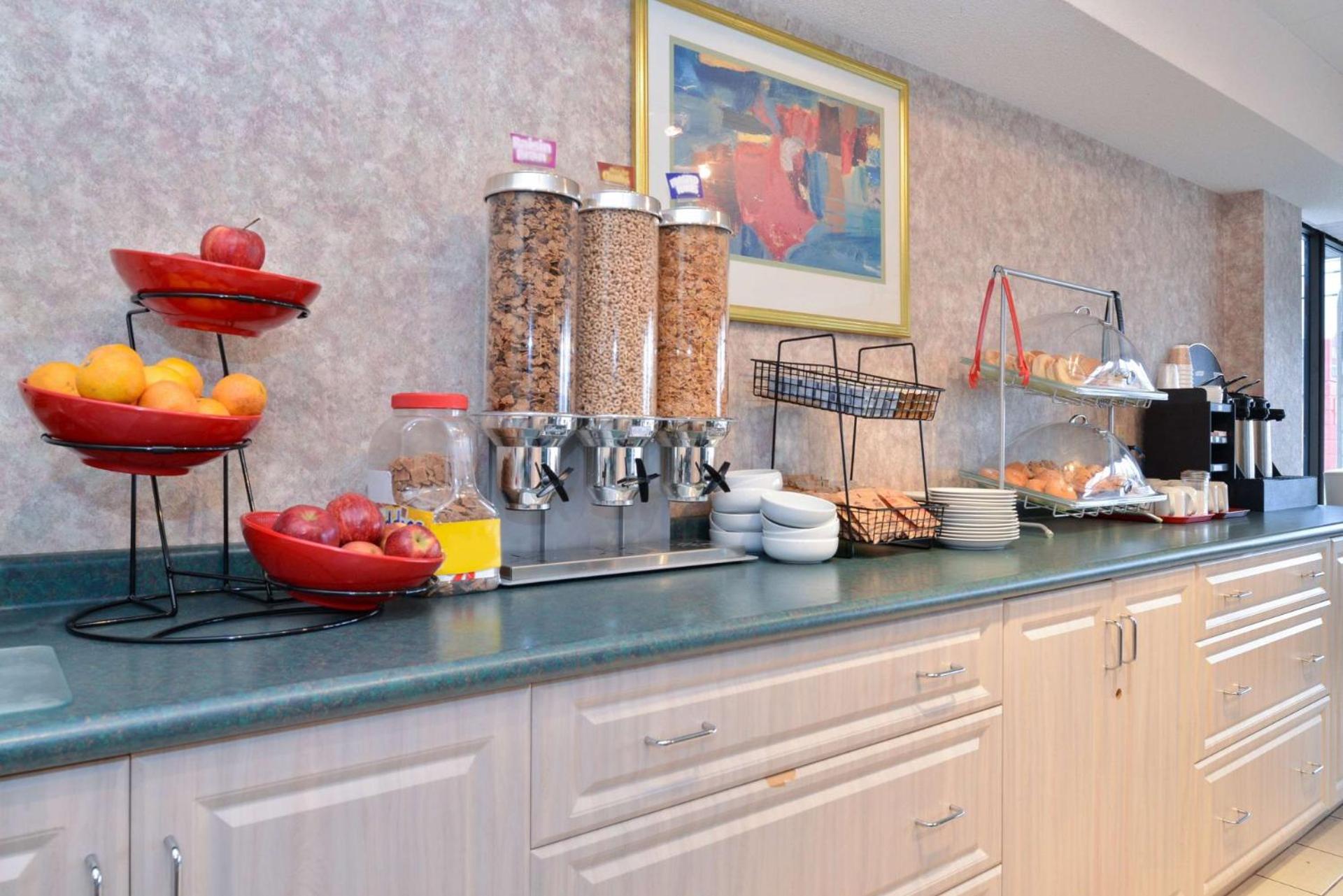 Lexington Inn & Suites-Windsor