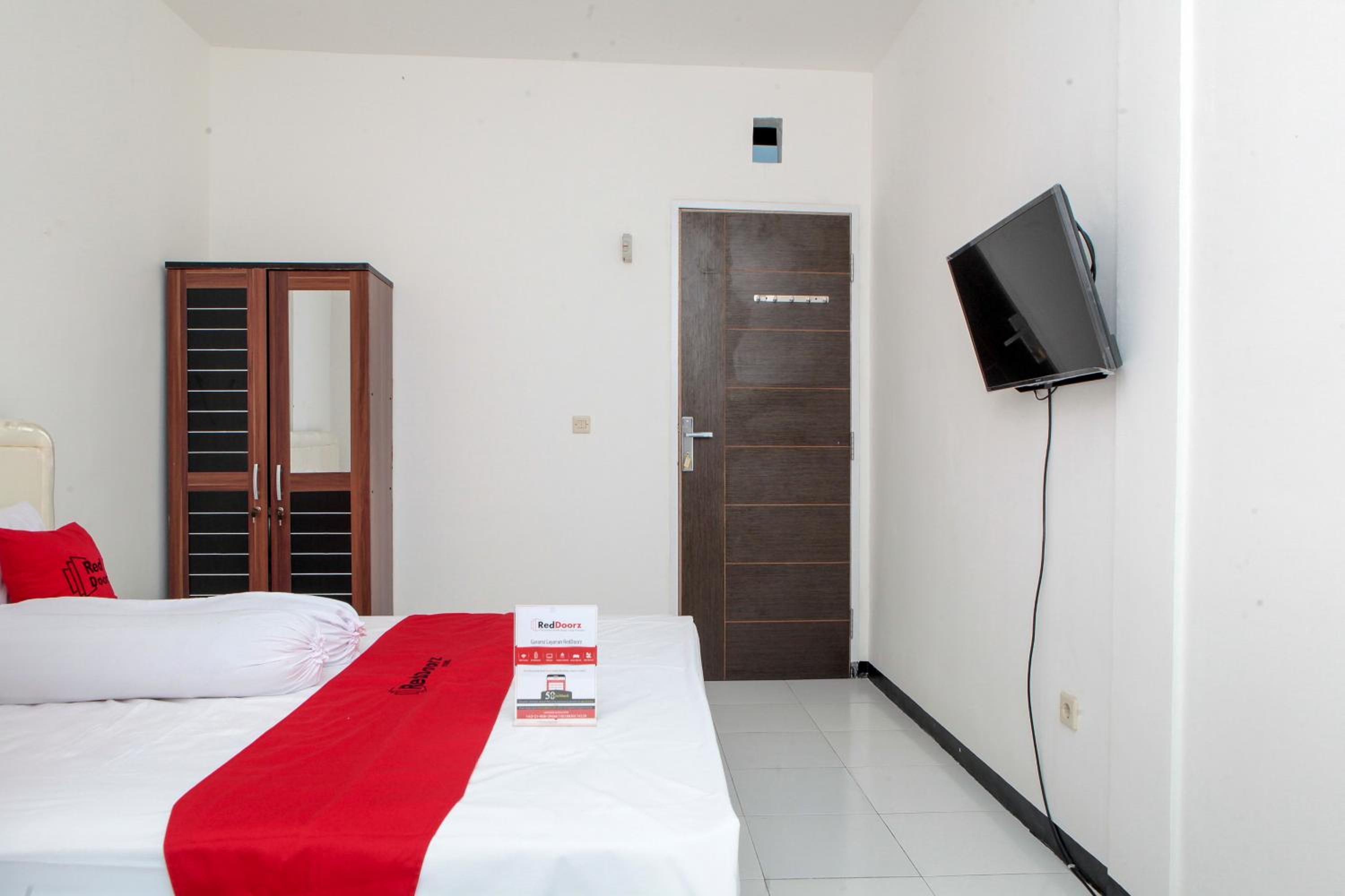 RedDoorz near Telkom Corporate University