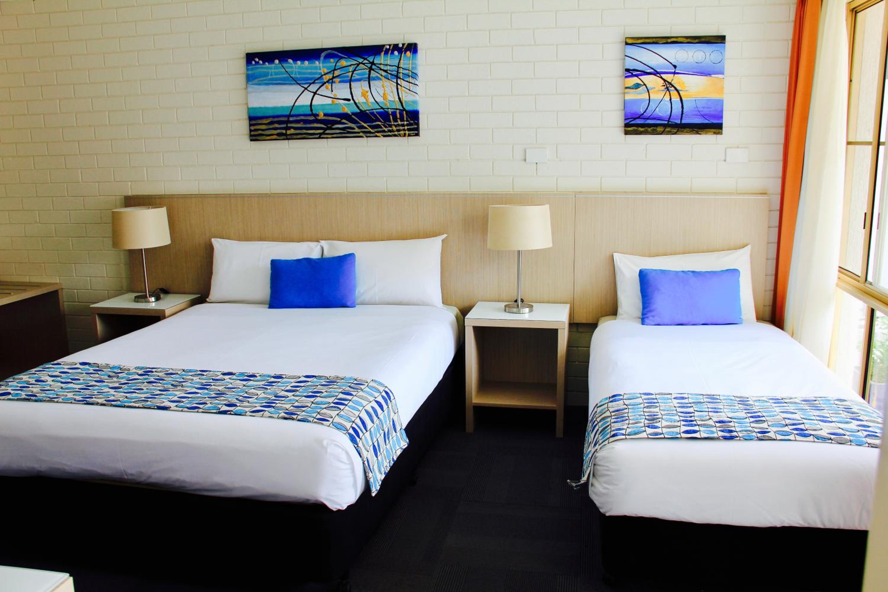 Zorba Waterfront Motel